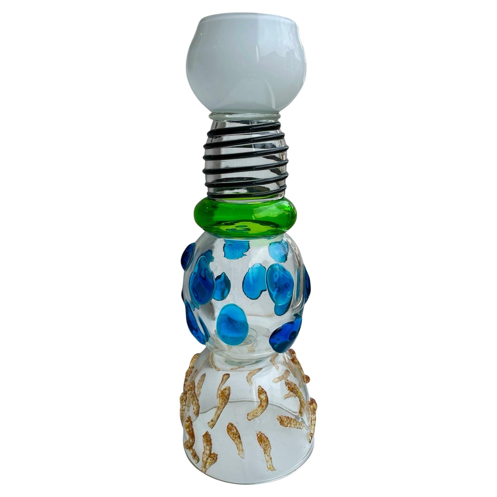 Un vaso in vetro Memphis Milano Alcor disegnato da Ettore Sottsass