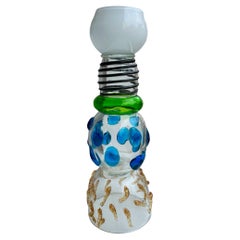 Un vase en verre Memphis Milano Alcor conçu par Ettore Sottsass