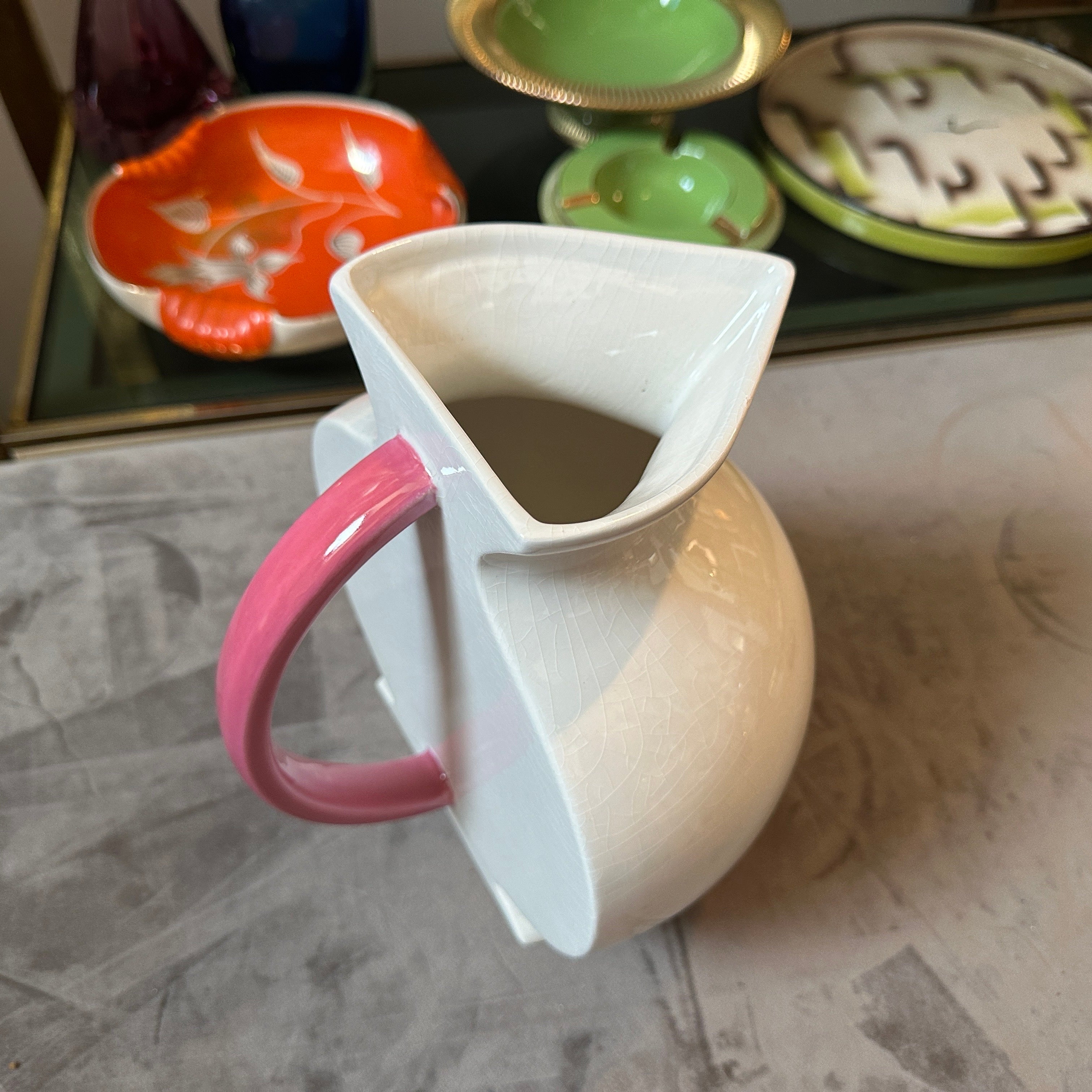 Questo vaso di Marco Zanini per Bitossi è la quintessenza dello stile Memphis Milano, caratterizzato da colori vivaci, forme geometriche e un design innovativo e giocoso. Il vaso è caratterizzato da una forma sorprendente e non convenzionale, con un