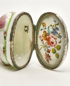 Tabacchiera in porcellana a pasta molle con montatura in argento di Mennecy raffigurante un dromedario