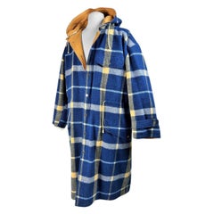 Trenchcoat aus Schottenkaro für Herren von André Courrèges - Frankreich CIRCA 2000 Trenchcoat aus Schottenkaro für Herren von André Courrèges - Frankreich CIRCA 2000