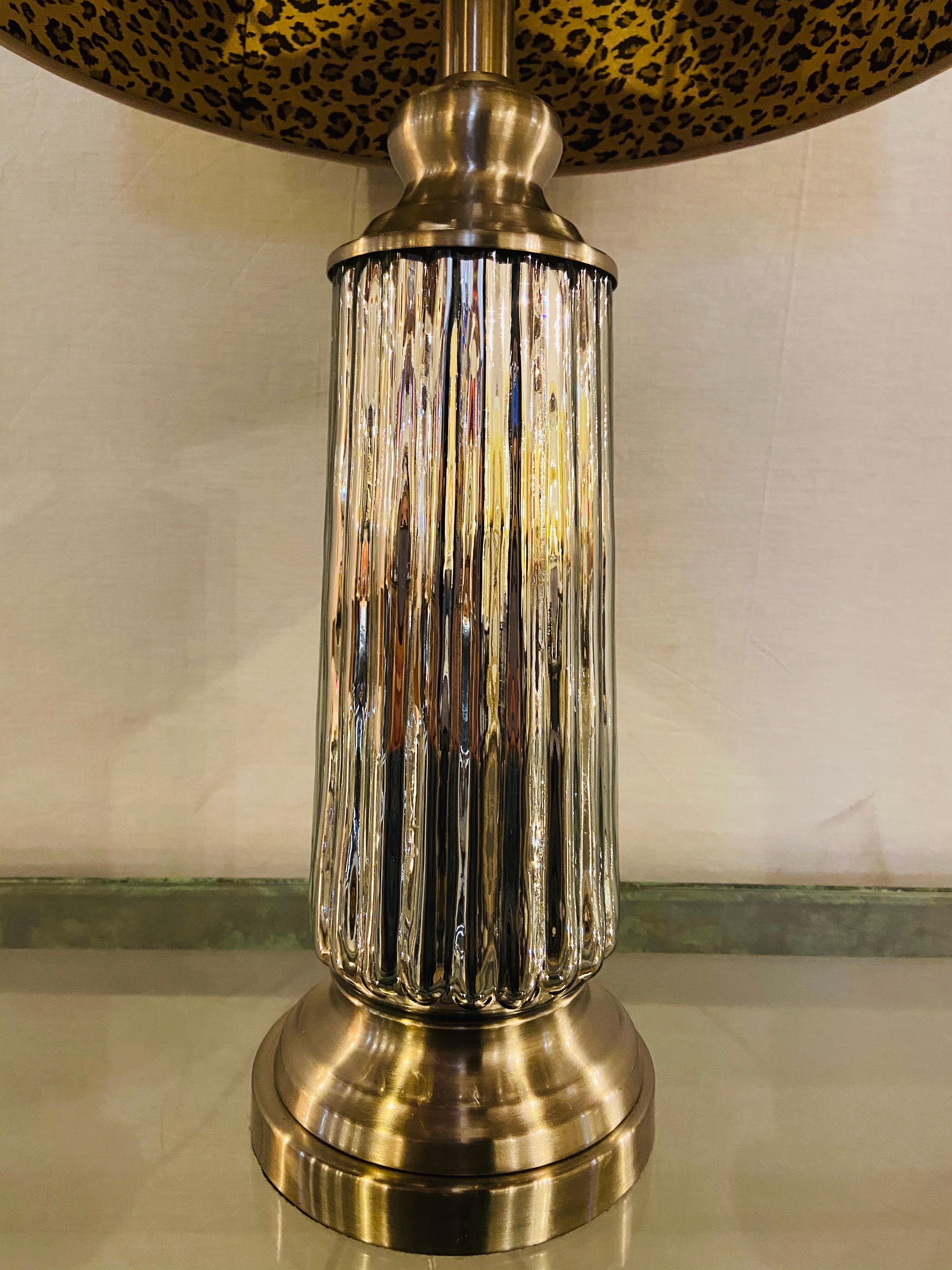 Mid Century Modern Style Tischlampe mit individuellem Schirm (Moderne der Mitte des Jahrhunderts) im Angebot