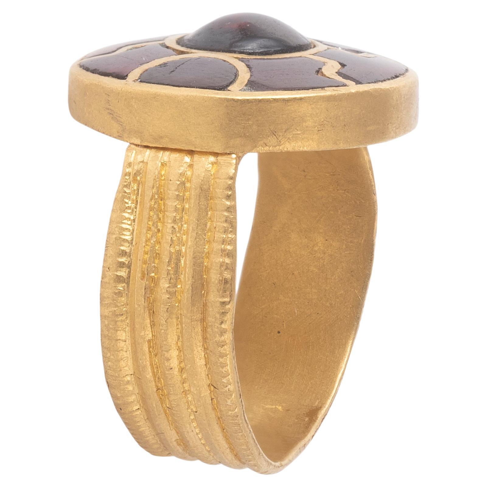 A Merovingian High Karat Gold And Garnet Finger Ring Circa 5th Century A.D. In Excellent Condition For Sale In Firenze, IT