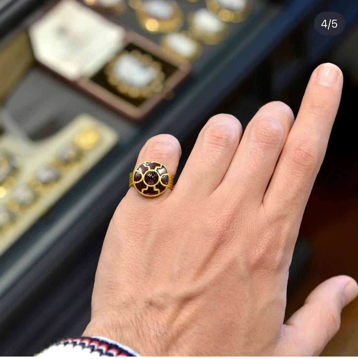Ein Merovingianischer Fingerring aus hochkarätigem Gold und Granat, ca. 5. Jahrhundert A.D. für Damen oder Herren im Angebot