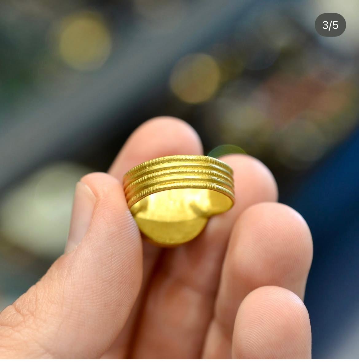 Ein Merovingianischer Fingerring aus hochkarätigem Gold und Granat, ca. 5. Jahrhundert A.D. im Angebot 1