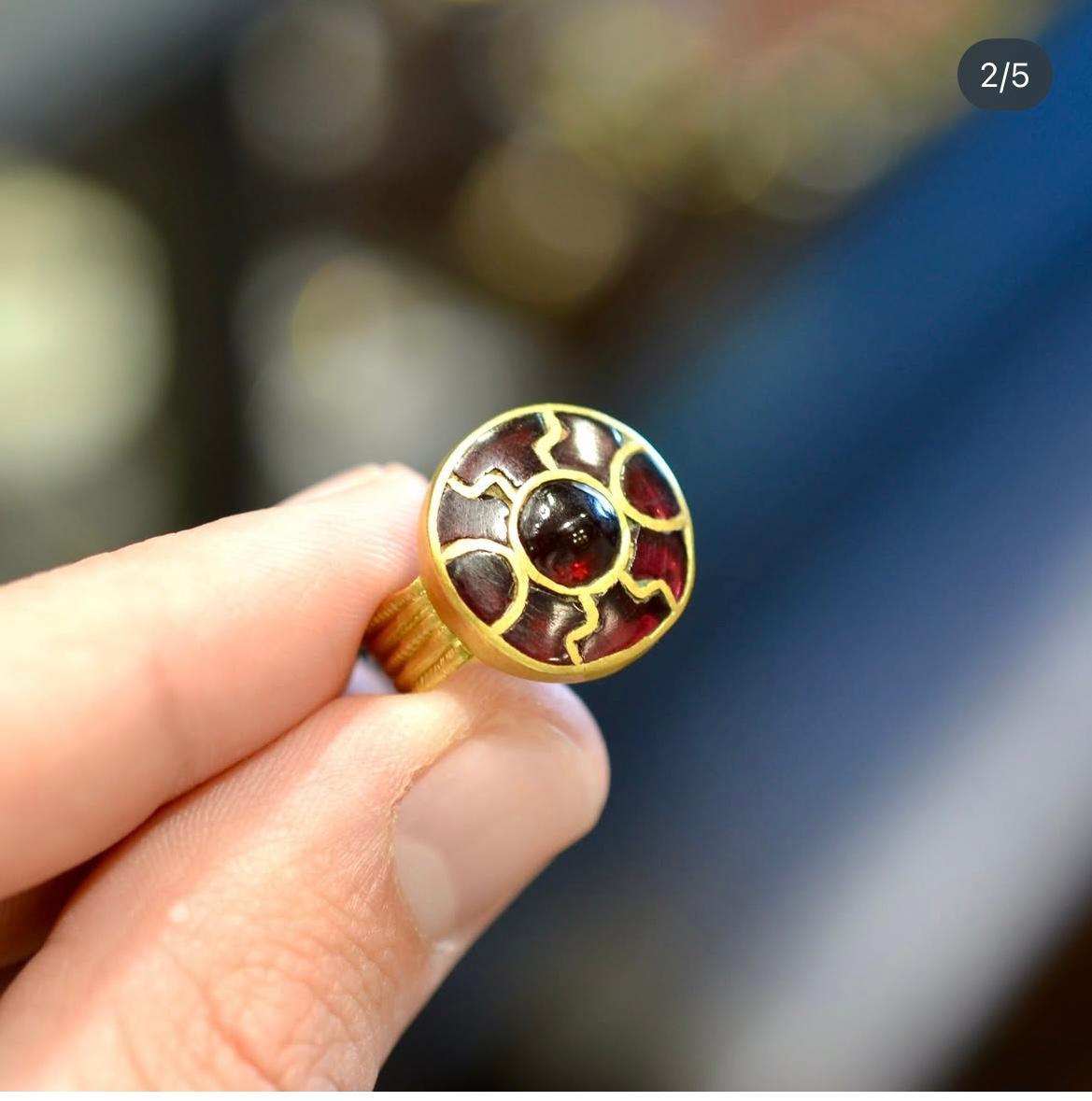Ein Merovingianischer Fingerring aus hochkarätigem Gold und Granat, ca. 5. Jahrhundert A.D. im Angebot 2