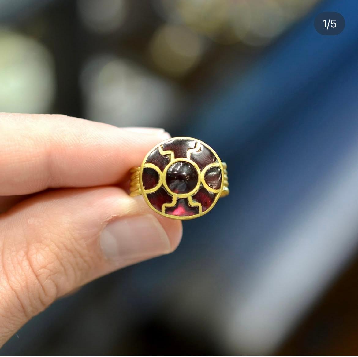 Ein Merovingianischer Fingerring aus hochkarätigem Gold und Granat, ca. 5. Jahrhundert A.D. im Angebot 3
