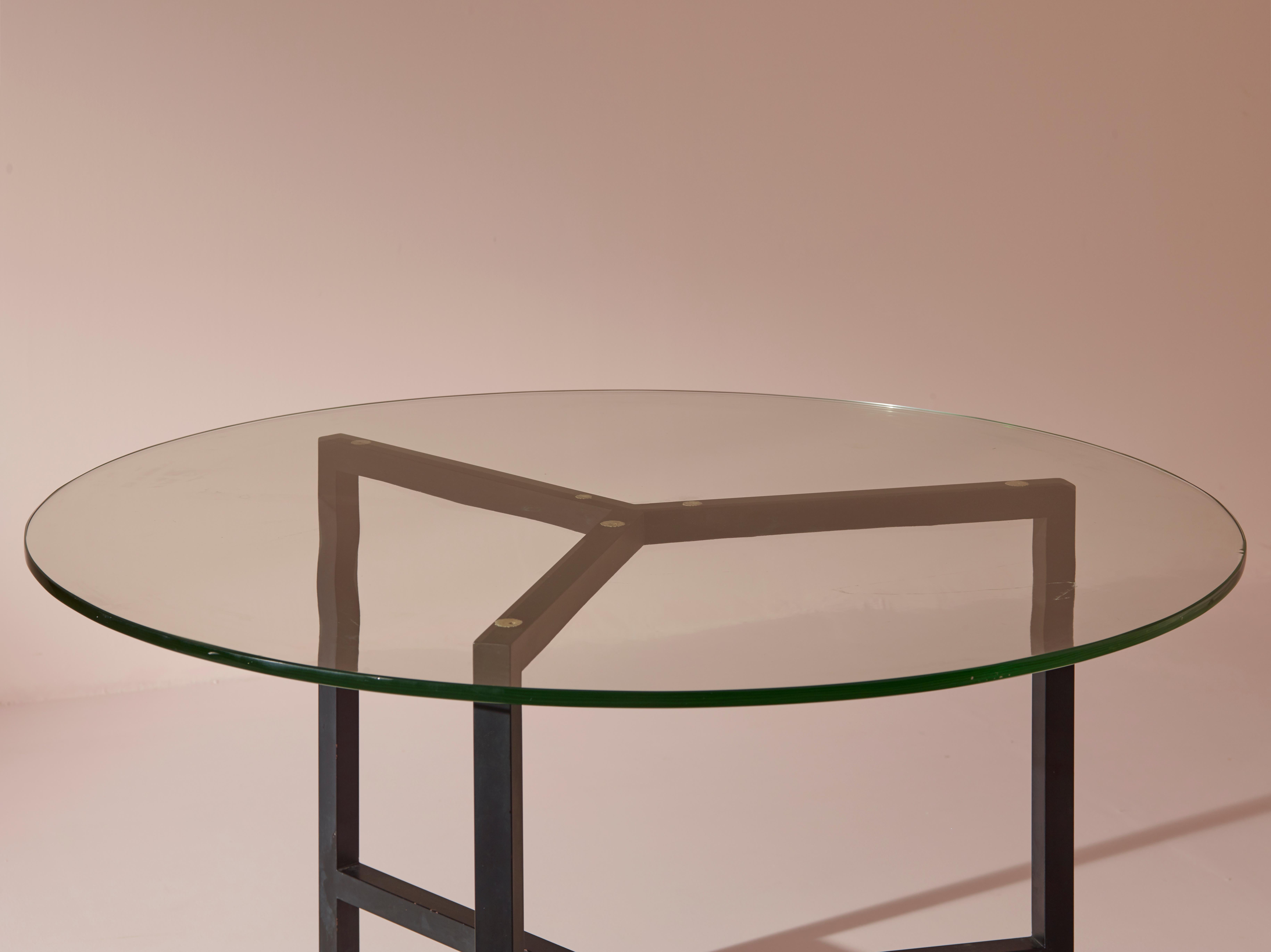 A metal and glass round dining table, Italy, 1950s For Sale 1