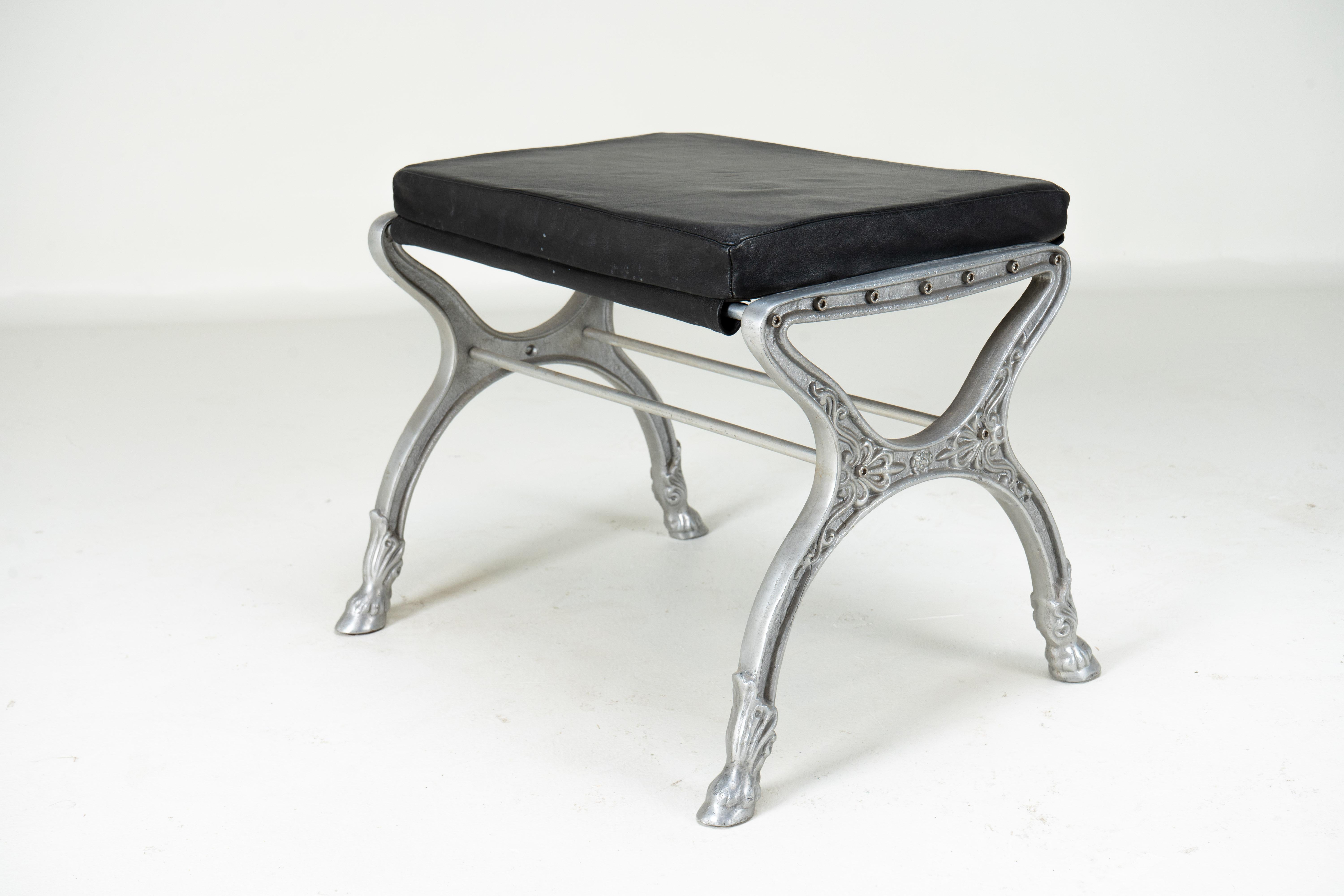 Ein Metallhocker mit schwarzem Ledersitz im Angebot 4