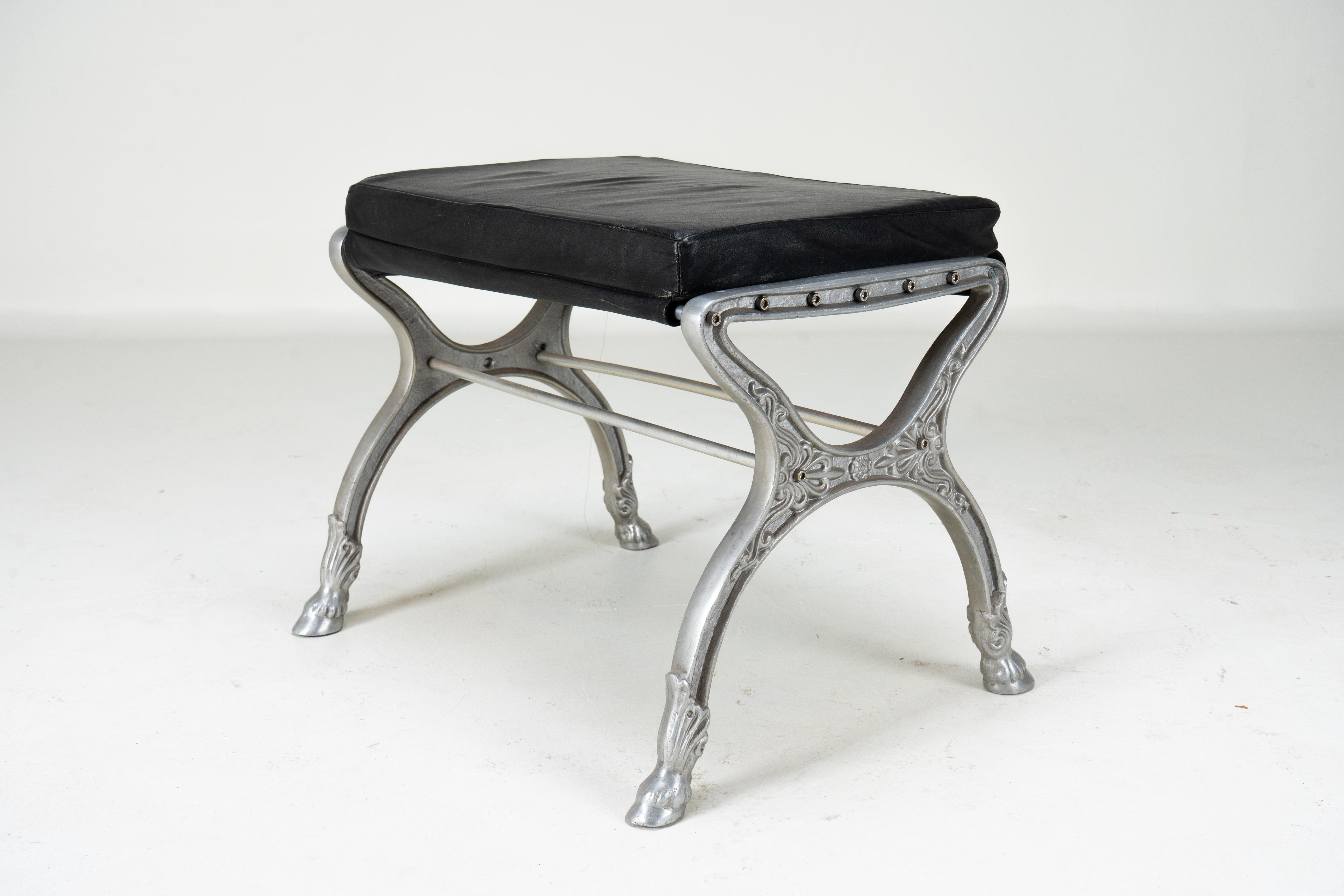 Ein Metallhocker mit schwarzem Ledersitz (Französisch) im Angebot