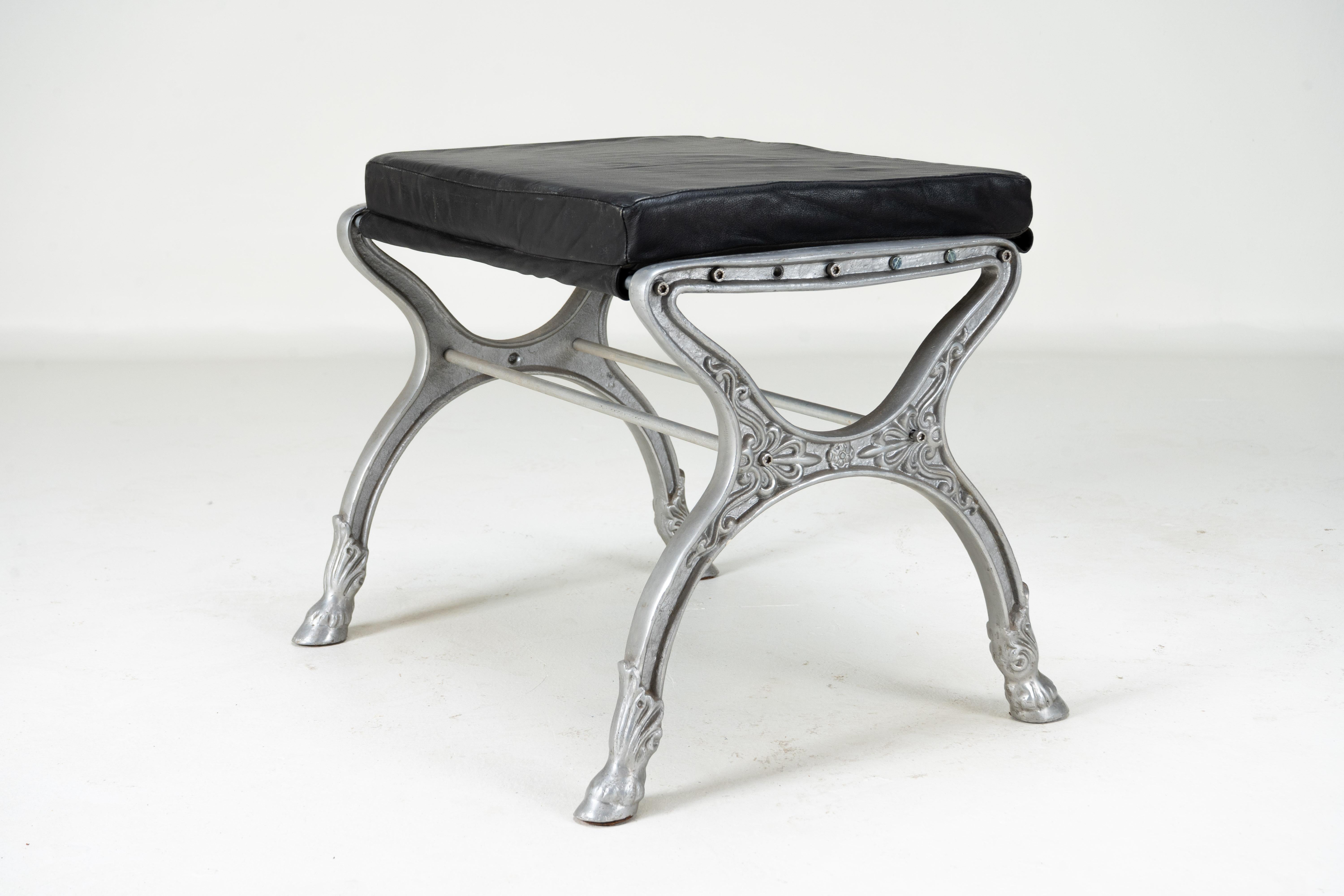 Ein Metallhocker mit schwarzem Ledersitz im Zustand „Gut“ im Angebot in Chicago, IL