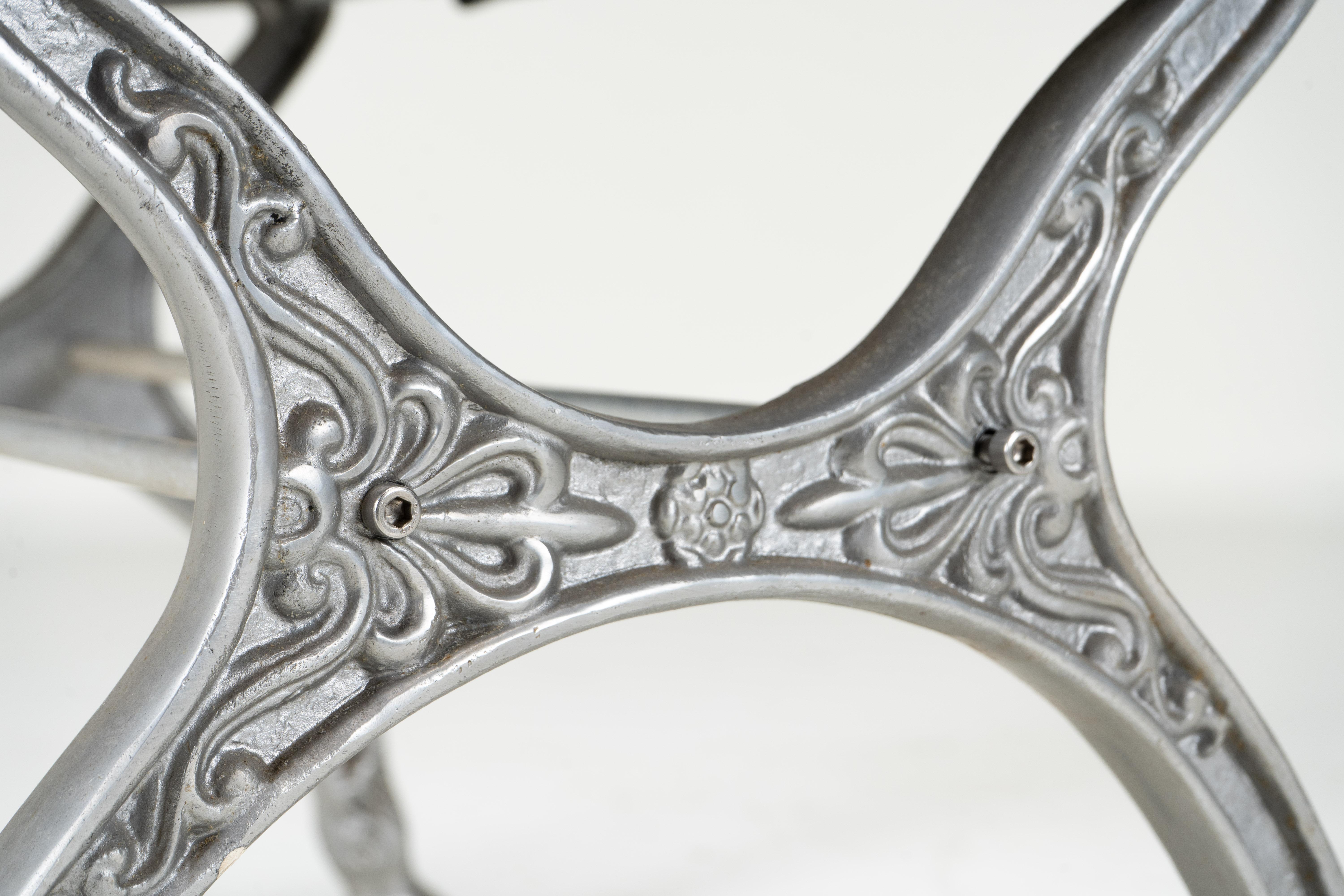 Ein Metallhocker mit schwarzem Ledersitz (20. Jahrhundert) im Angebot