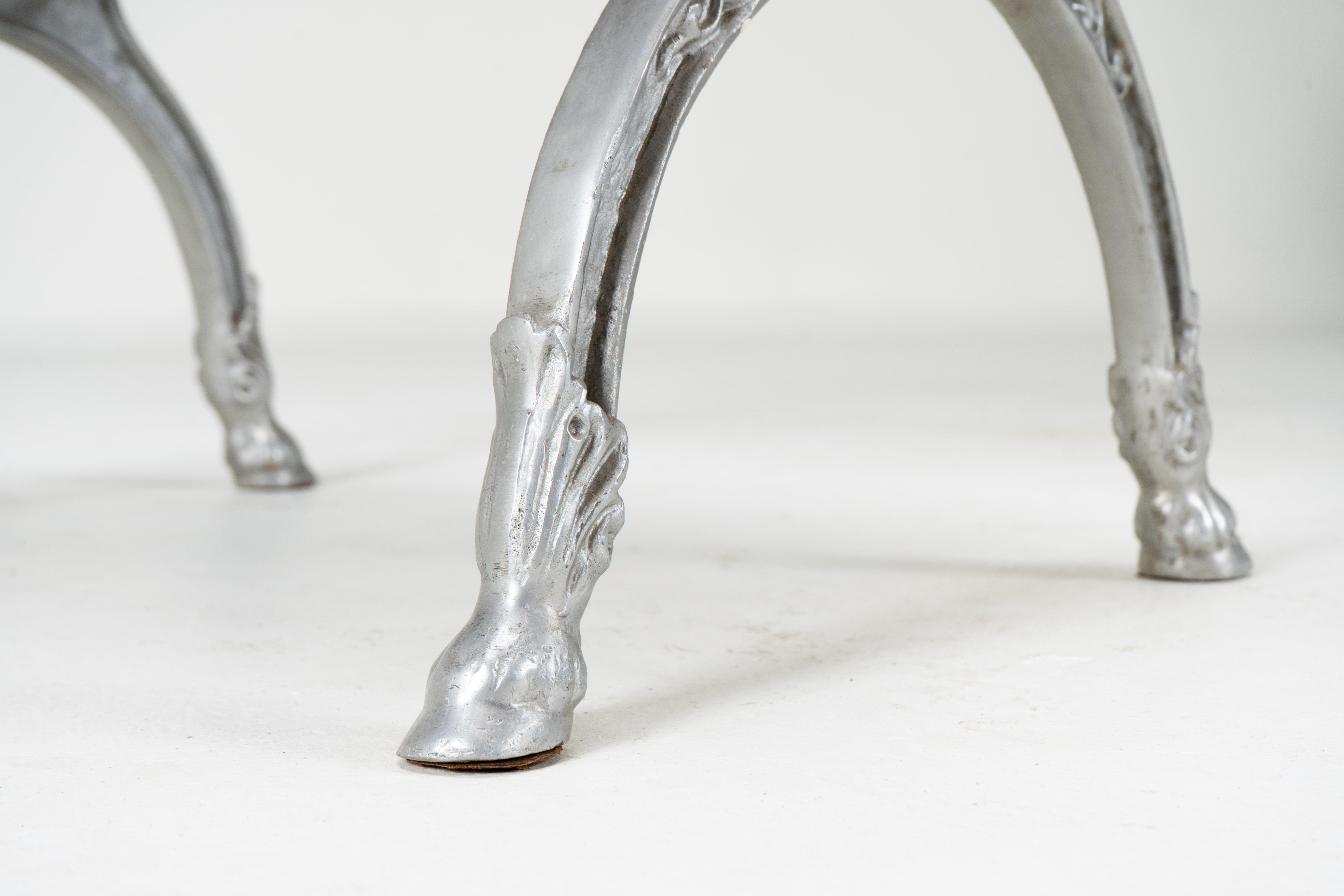 Ein Metallhocker mit schwarzem Ledersitz (Aluminium) im Angebot