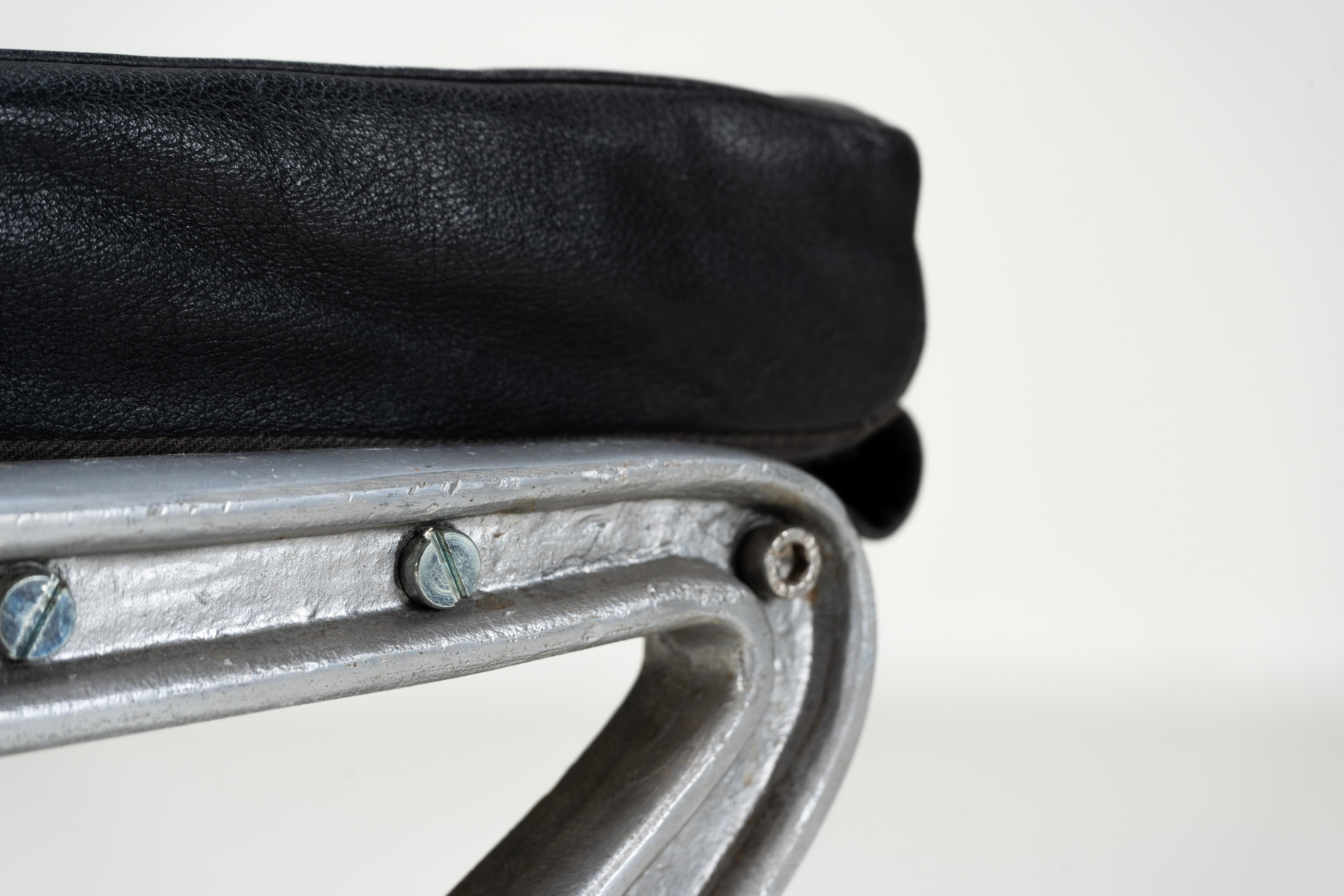 Ein Metallhocker mit schwarzem Ledersitz im Angebot 1