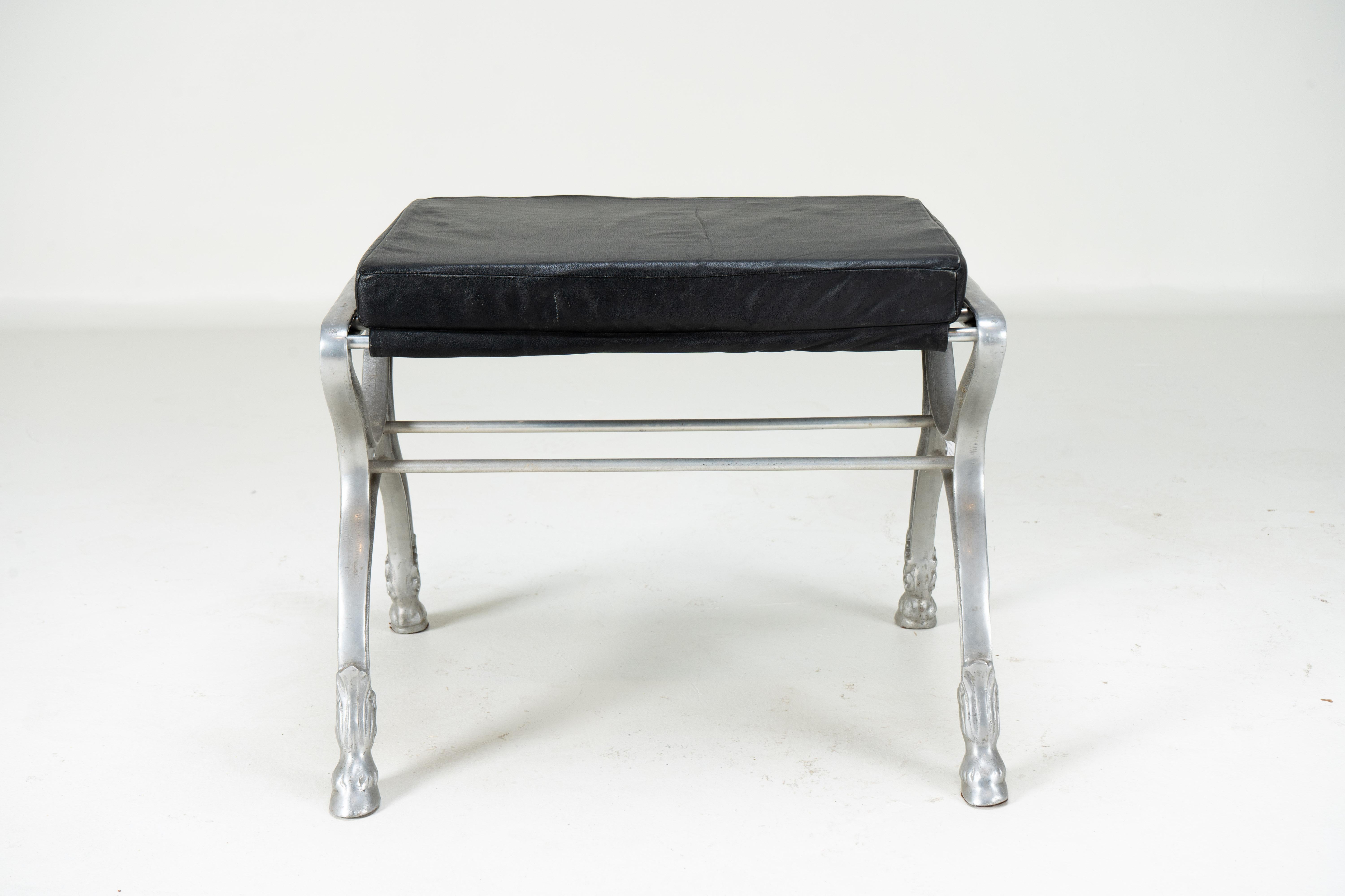 Ein Metallhocker mit schwarzem Ledersitz im Angebot 2