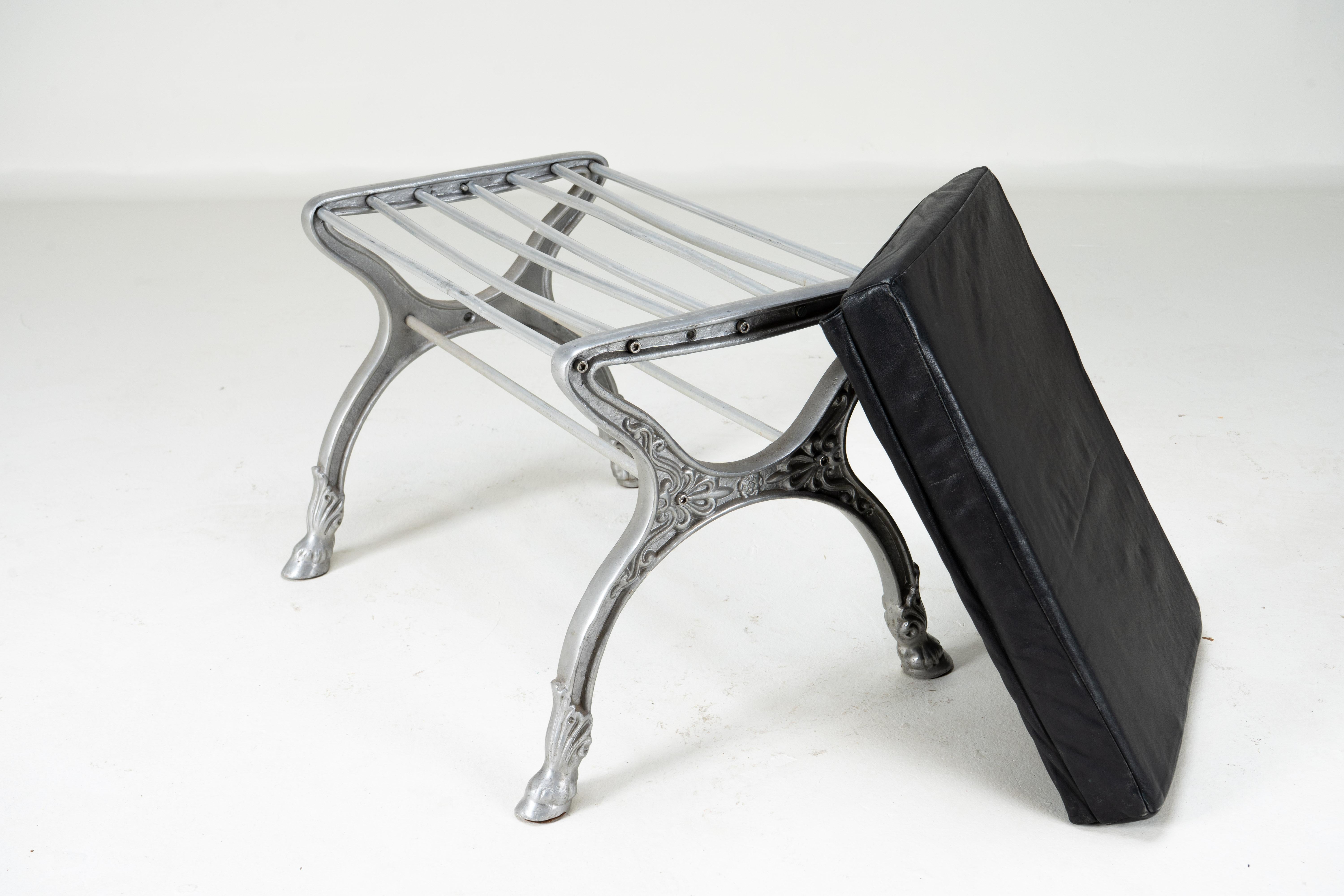 Ein Metallhocker mit schwarzem Ledersitz im Angebot 3
