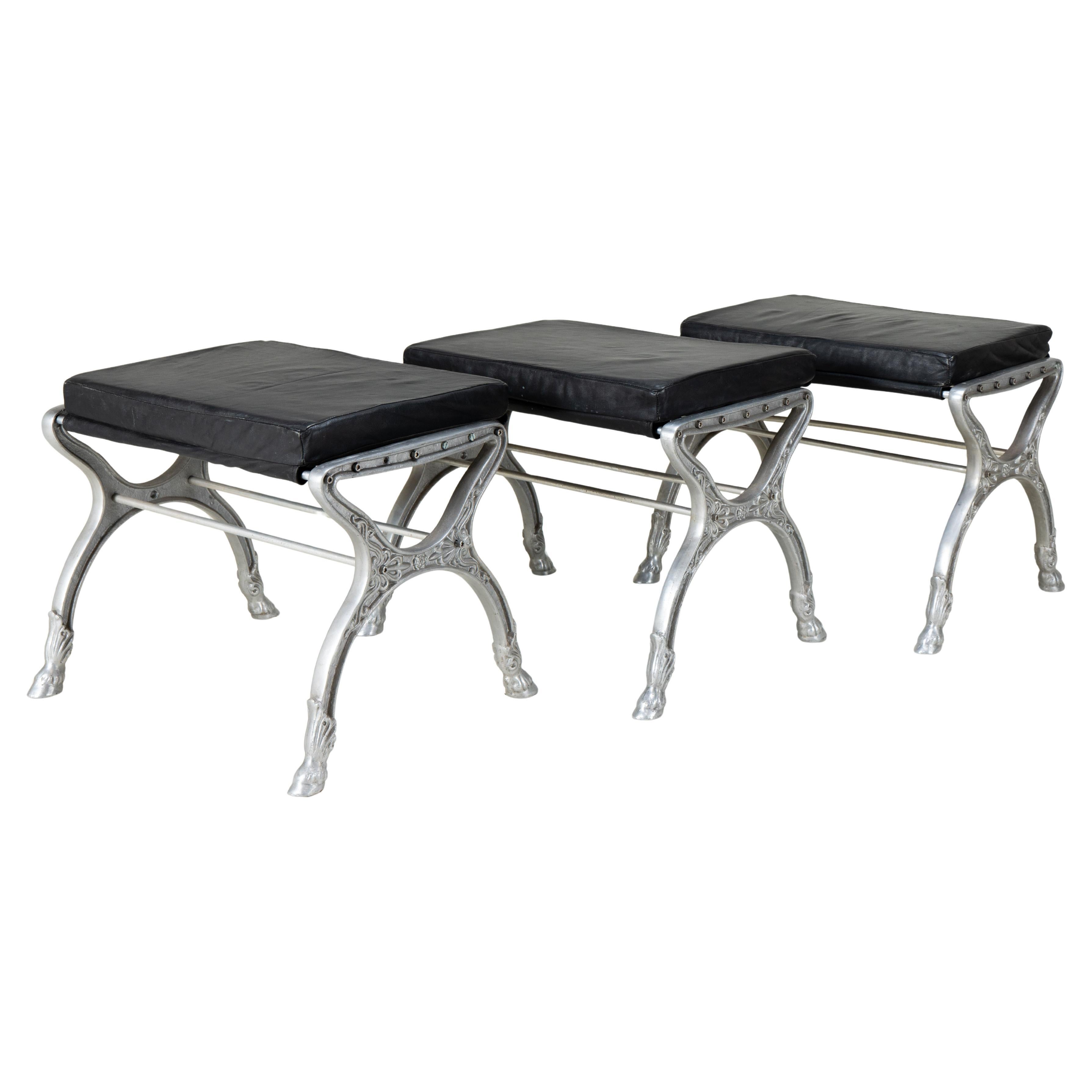 Tabouret en métal avec assise en cuir noir