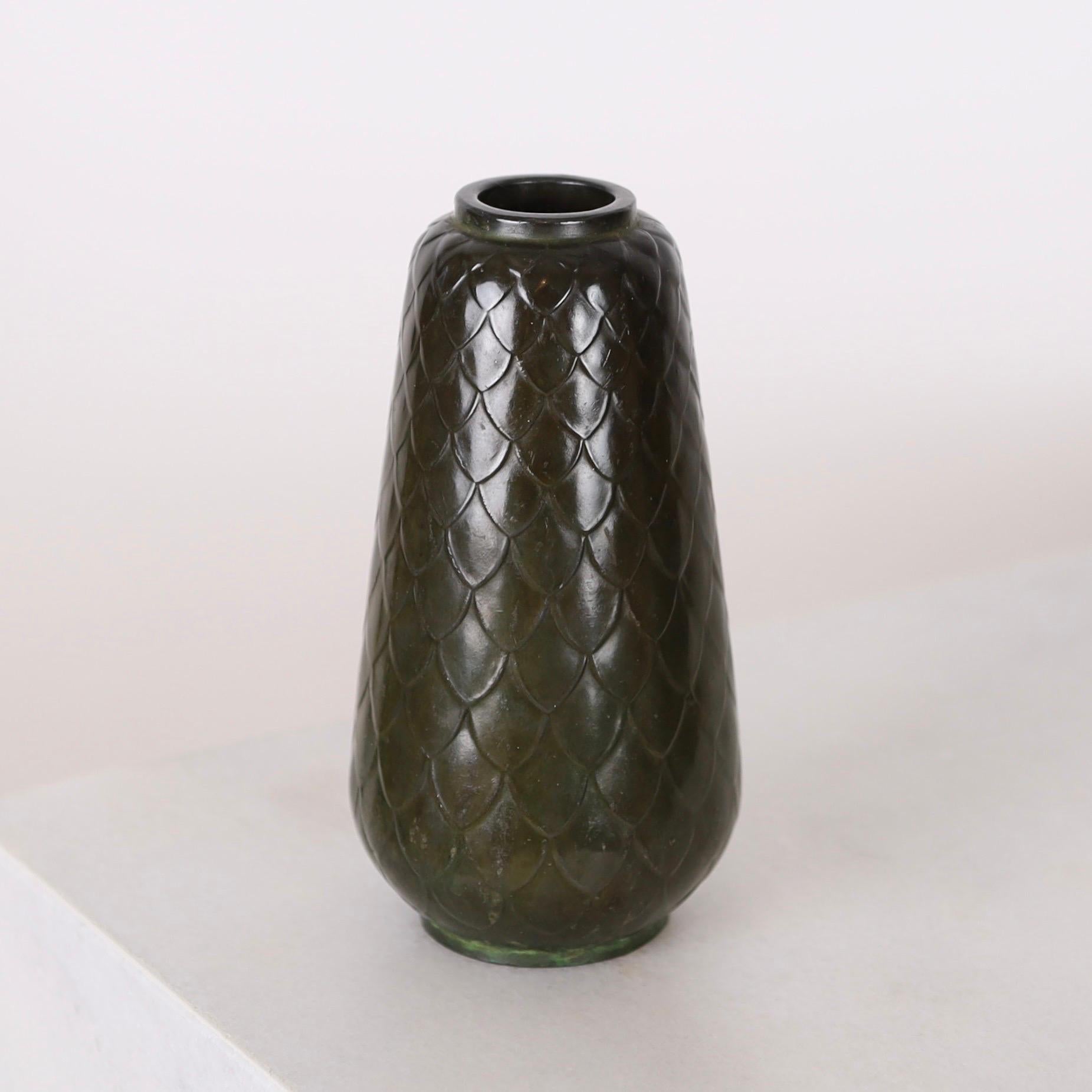 A metal vase designed by Ellen Schlanbush for Just Andersen, 1940s, Denmark In Good Condition For Sale In Værløse, DK