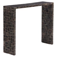 Une table console recouverte de mica, à la manière de Jean-Michel Frank Contemporain.