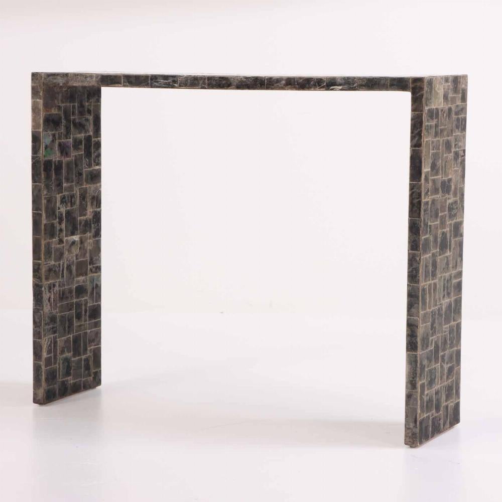This elegant and simple table exhibits a beautiful marquetry surface of Mica with black, brown and bronze nuances. Perfect in an entryway or in a living room to display a favorite clock or bowl.