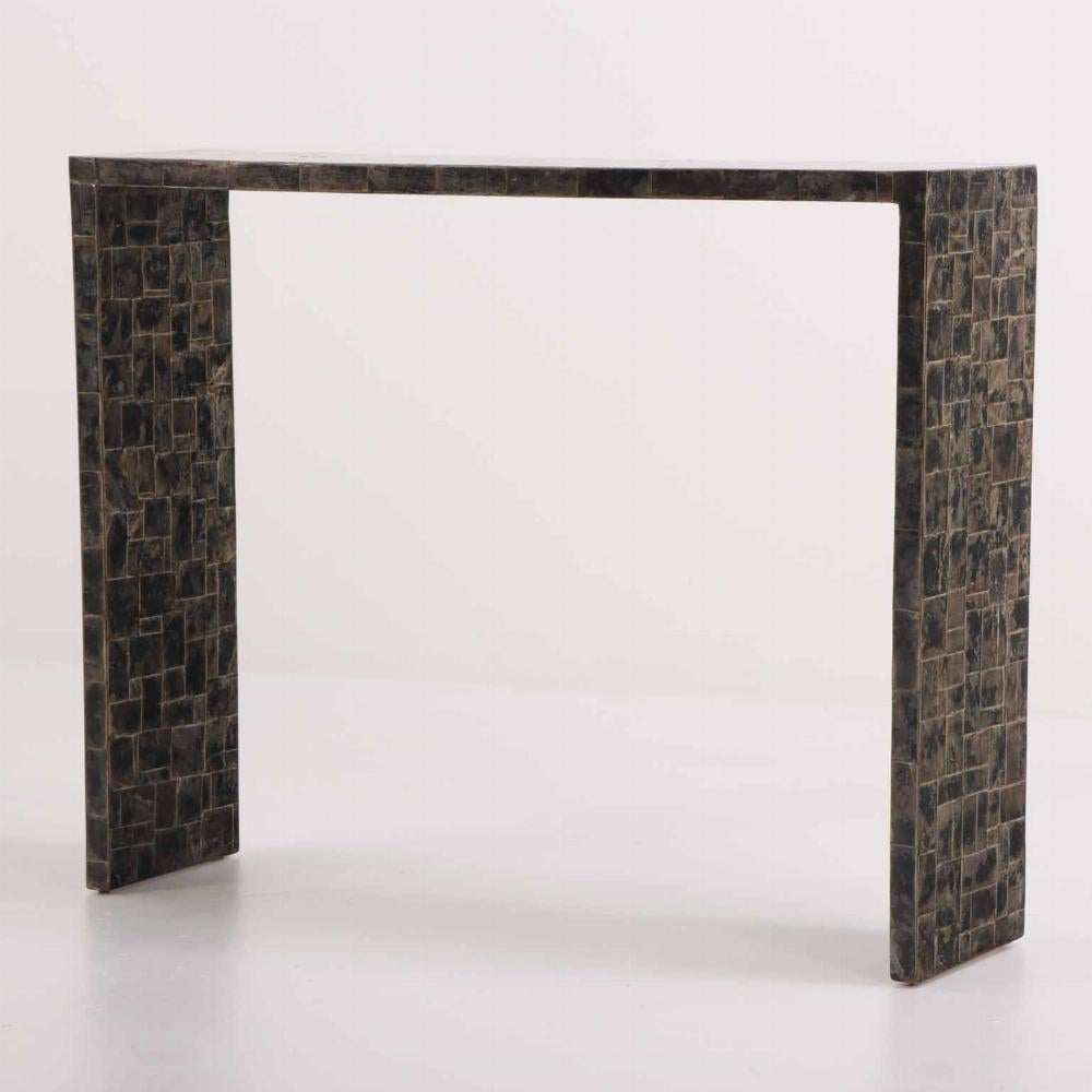Argentin Une table console recouverte de mica, à la manière de Jean-Michel Frank. en vente