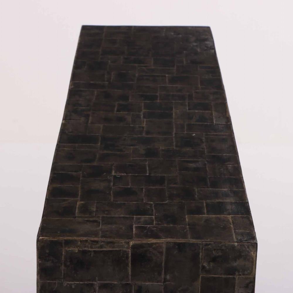 XXIe siècle et contemporain Une table console recouverte de mica, à la manière de Jean-Michel Frank. en vente