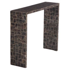 Une table console recouverte de mica, à la manière de Jean-Michel Frank