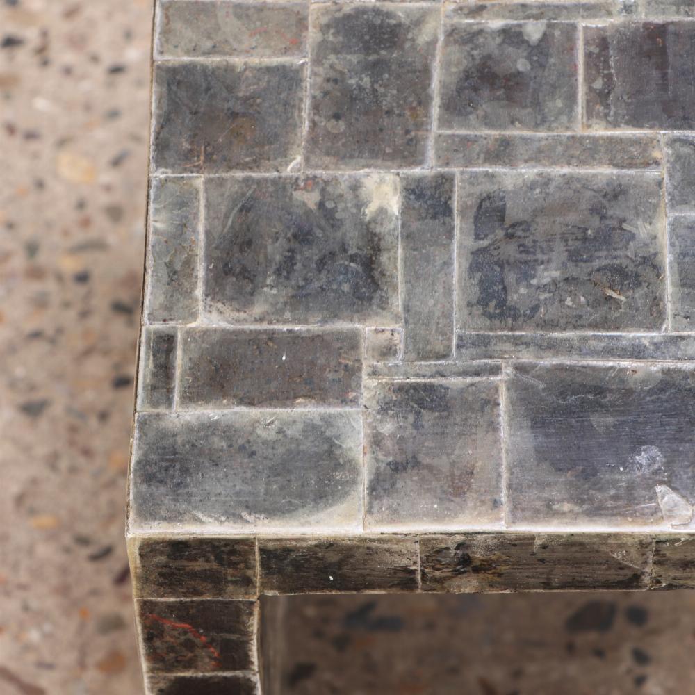 Dieser elegante und schlichte Tisch weist eine schöne Wasserfall-Marketerie-Oberfläche aus Glimmer mit schwarzen, grauen, braunen und bronzefarbenen Nuancen auf.