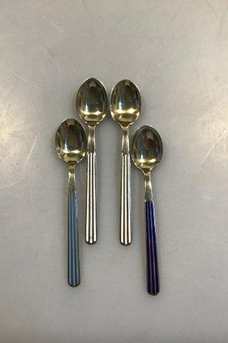 A michelsen sterling silver 4 coffee spoons and 6 cake forks gilded with patial enamel coffee spoons

Measures: 10.2 cm/4.01