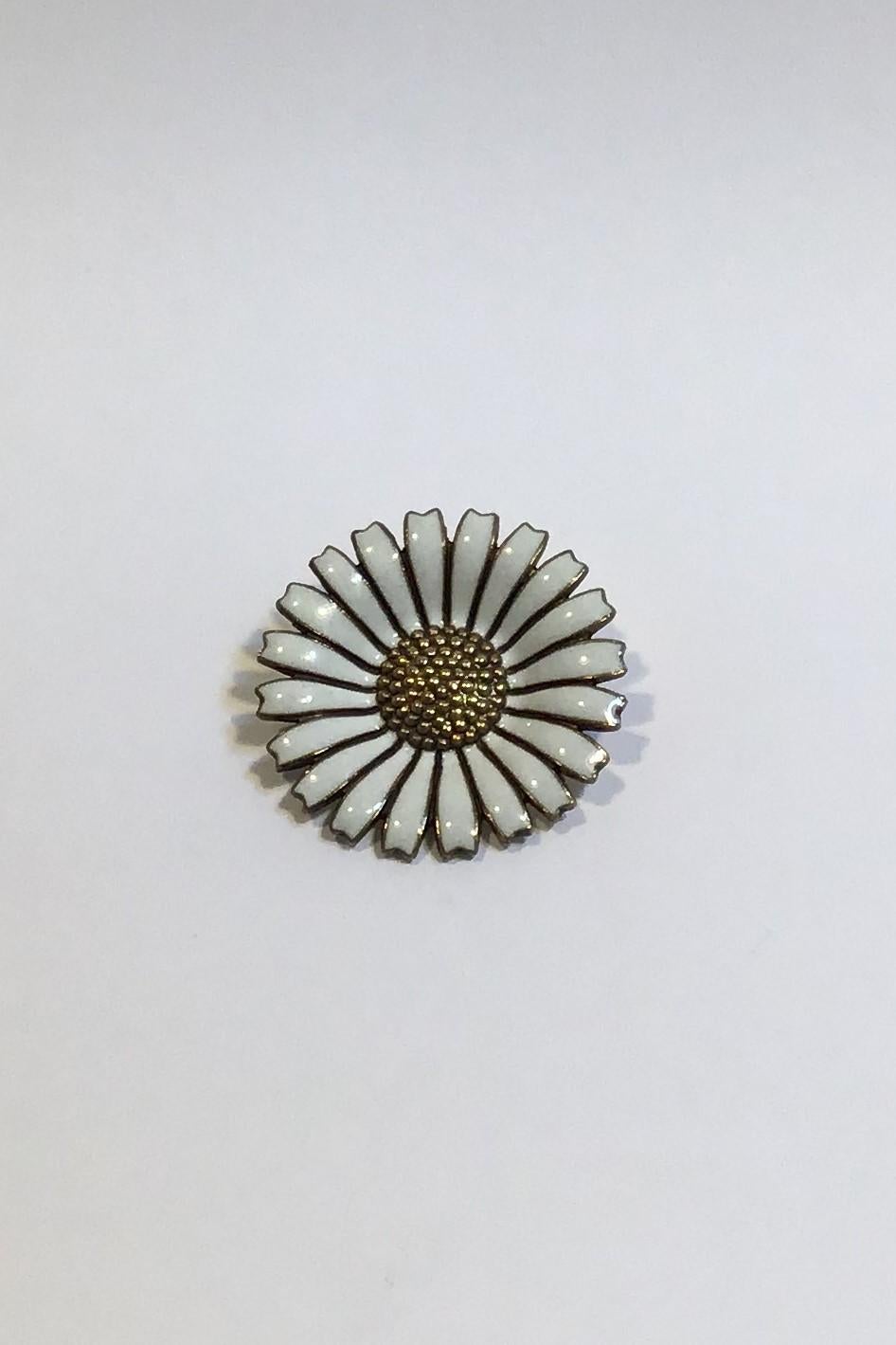 A Michelsen Sterling Silver Marguerit(Daisy) Brooch 

Measures Diam 3.2 cm(1 1/4 in) 
Weight 10 gr/0.35 oz