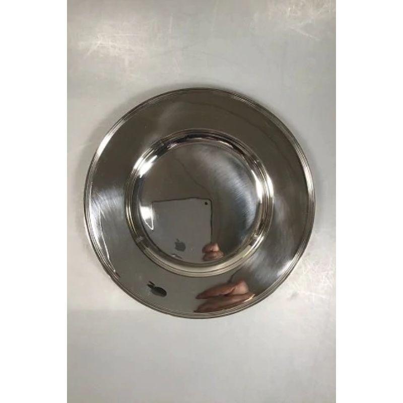 A Michelsen sterling silver plate/charger

Measures 28 cm Diameter 28.5 cm(11 1/32 in)Weight 448gr / 15.75oz.