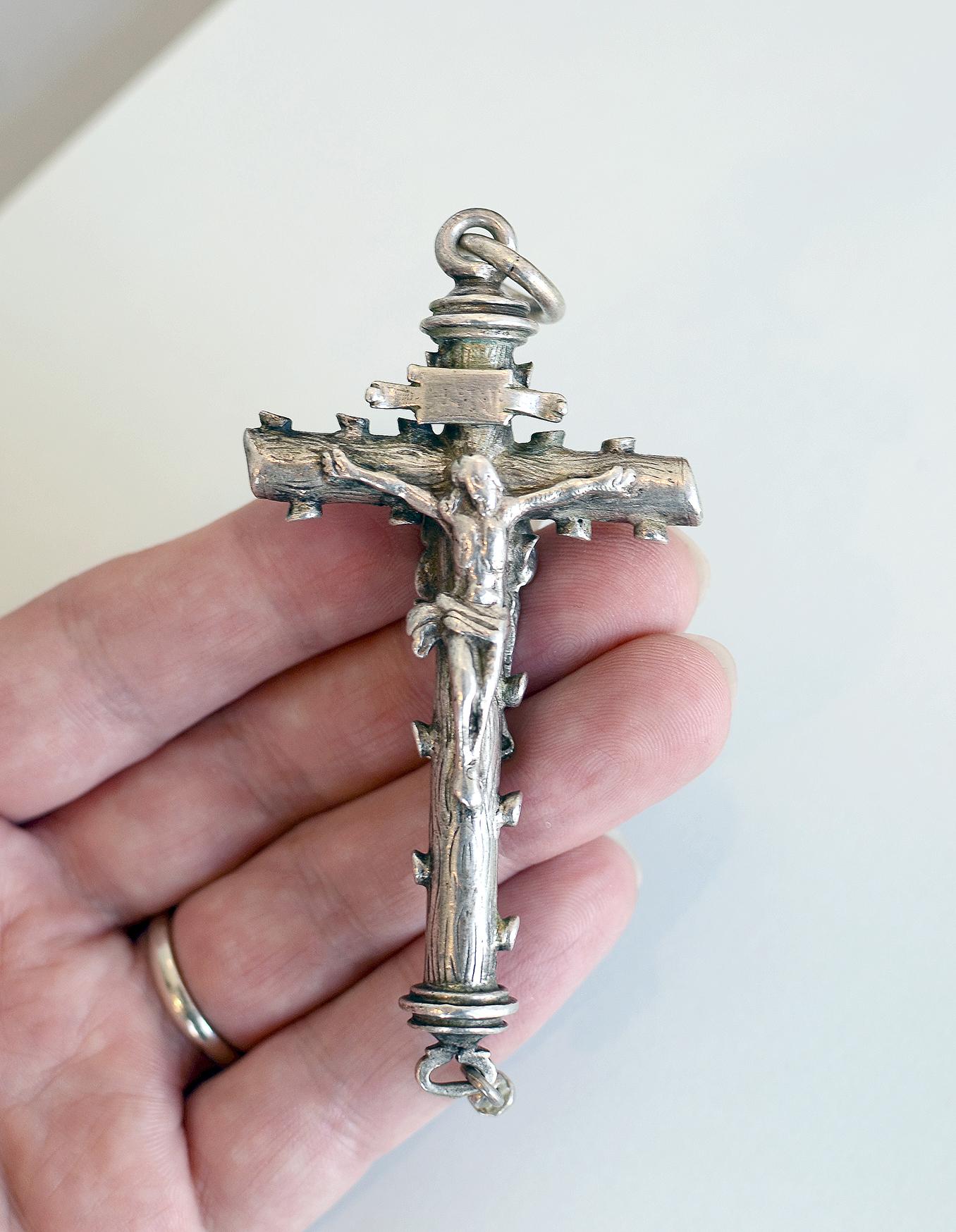 Baroque A mid-17th century silver crucifix devotional pendant