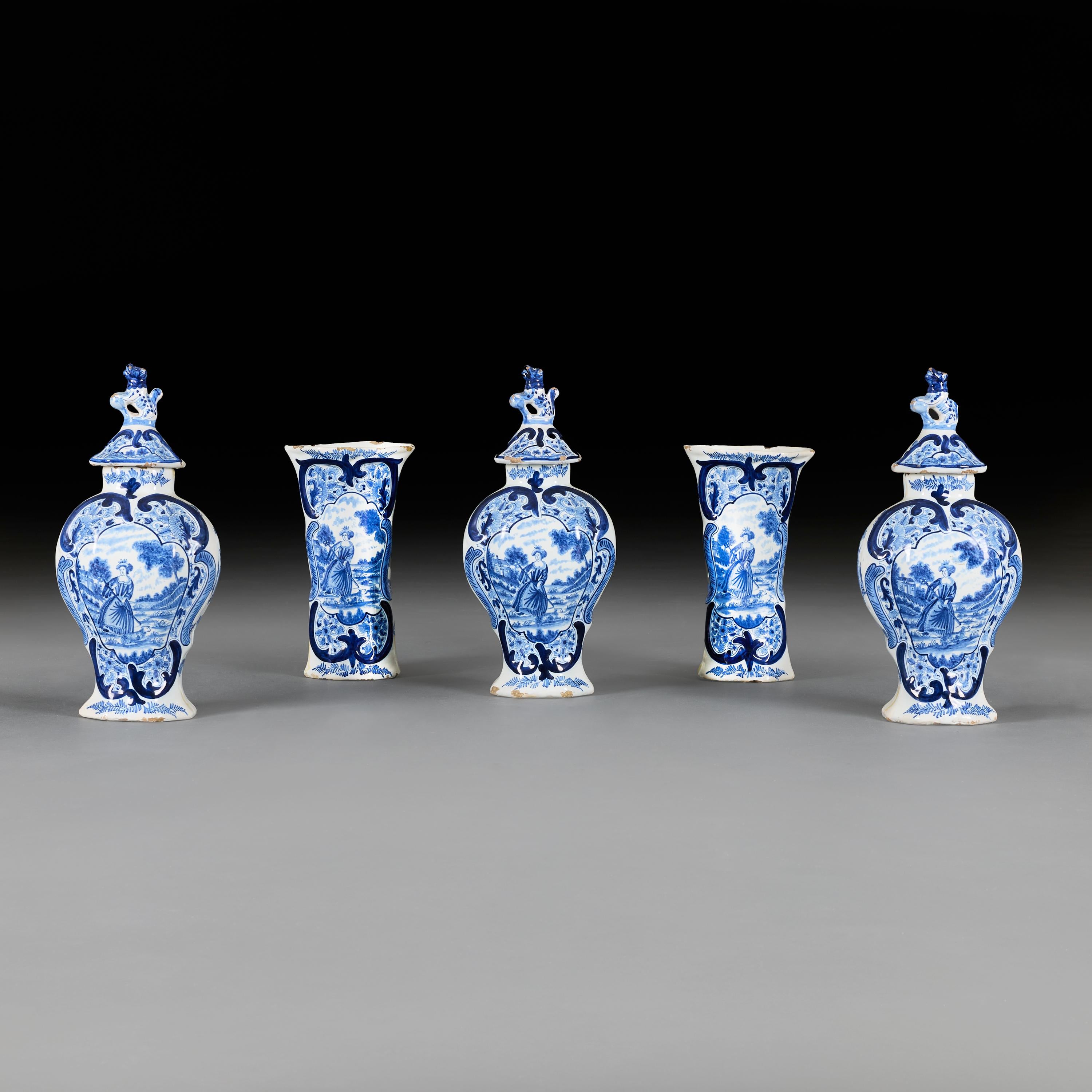 Guarnición de cinco piezas de cerámica de Delft de mediados del siglo XVIII Holandés en venta