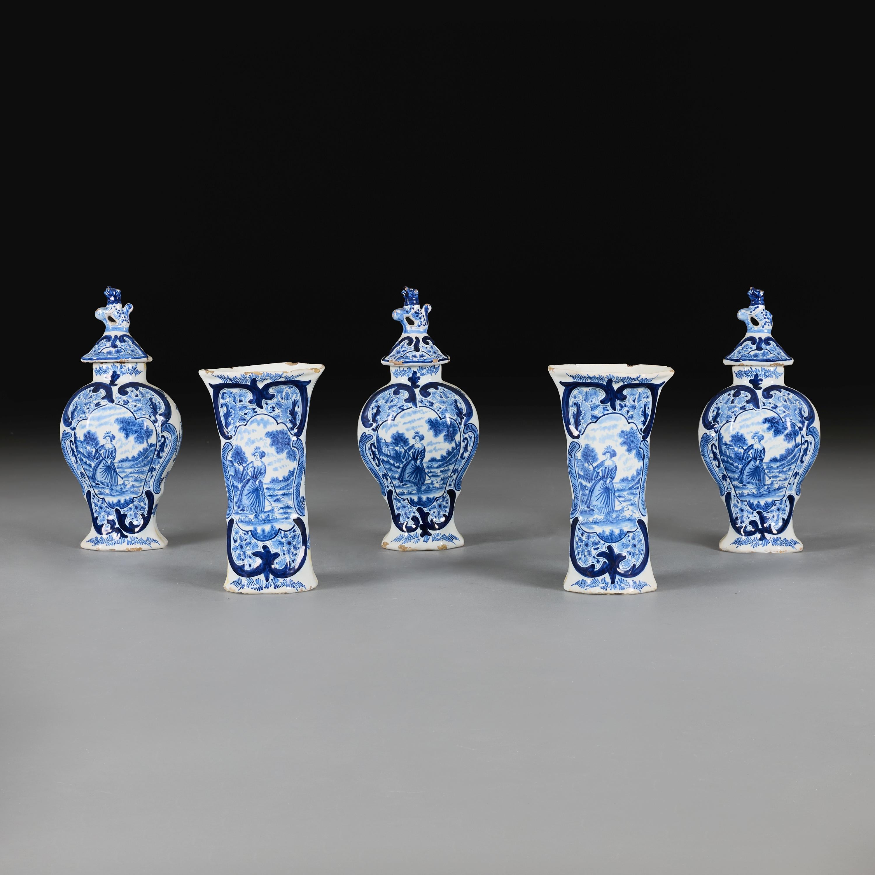 Guarnición de cinco piezas de cerámica de Delft de mediados del siglo XVIII en Bueno estado para la venta en London, GB