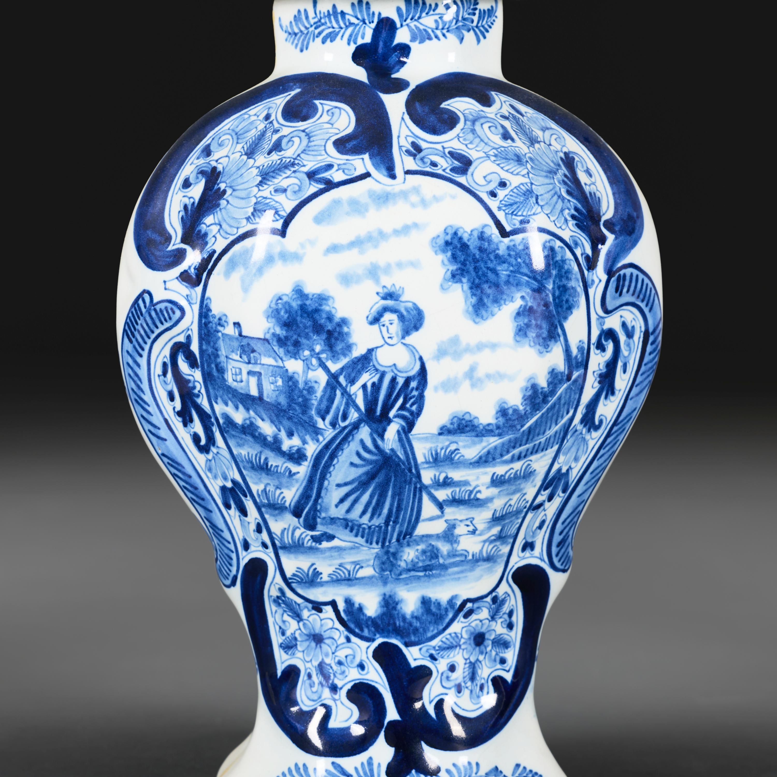 Guarnición de cinco piezas de cerámica de Delft de mediados del siglo XVIII siglo XVIII y antes en venta