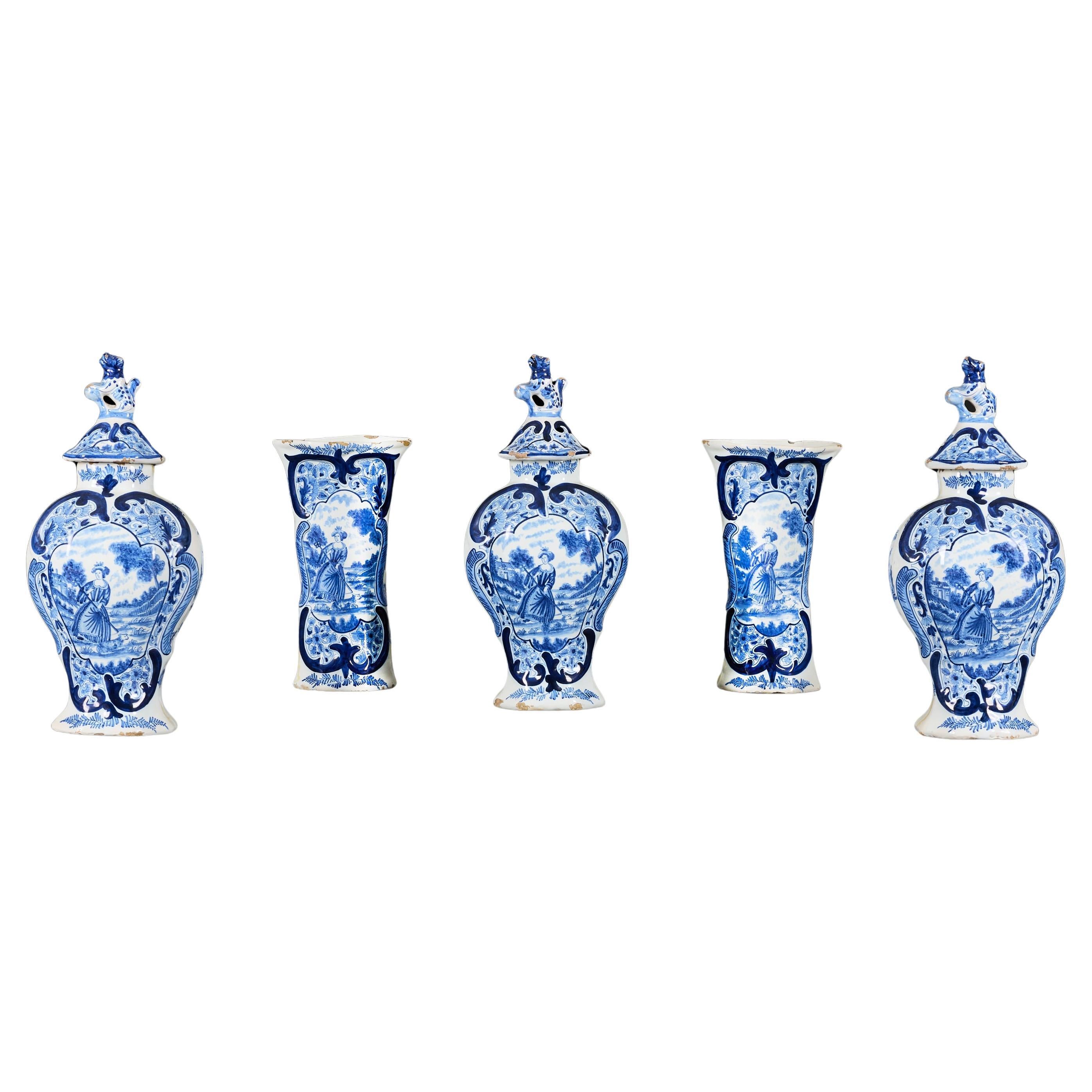 Eine fünfteilige Delfter Keramikgarnitur aus der Mitte des 18. Jahrhunderts