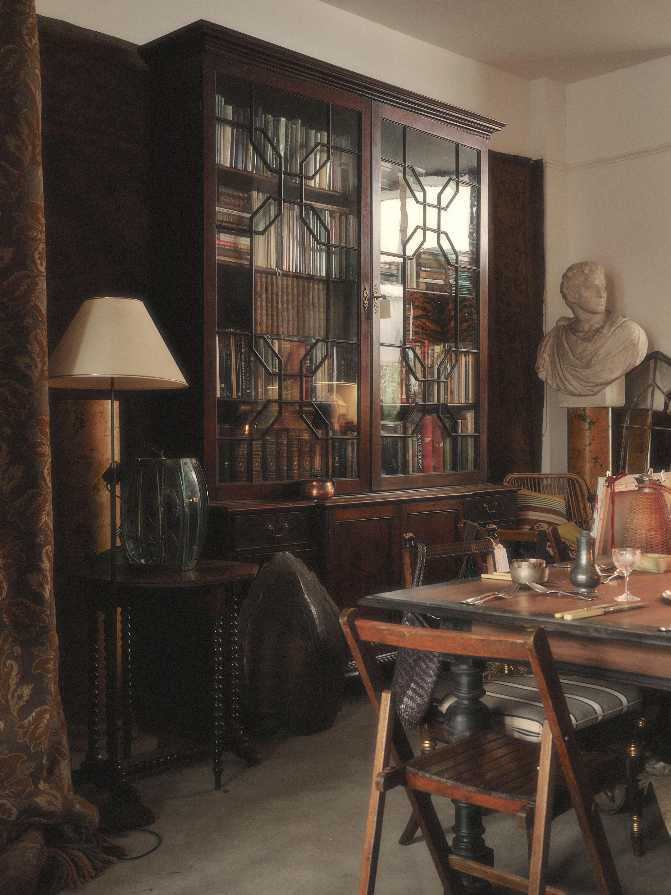 Un'ottima libreria e/o mobile da collezione in mogano irlandese. Circa 1750. Provenienza: Portaferry House, Irlanda del Nord. 

Portaferry house è una casa di campagna georgiana costruita intorno al 1760 da Andrew Savage, un capitano del primo