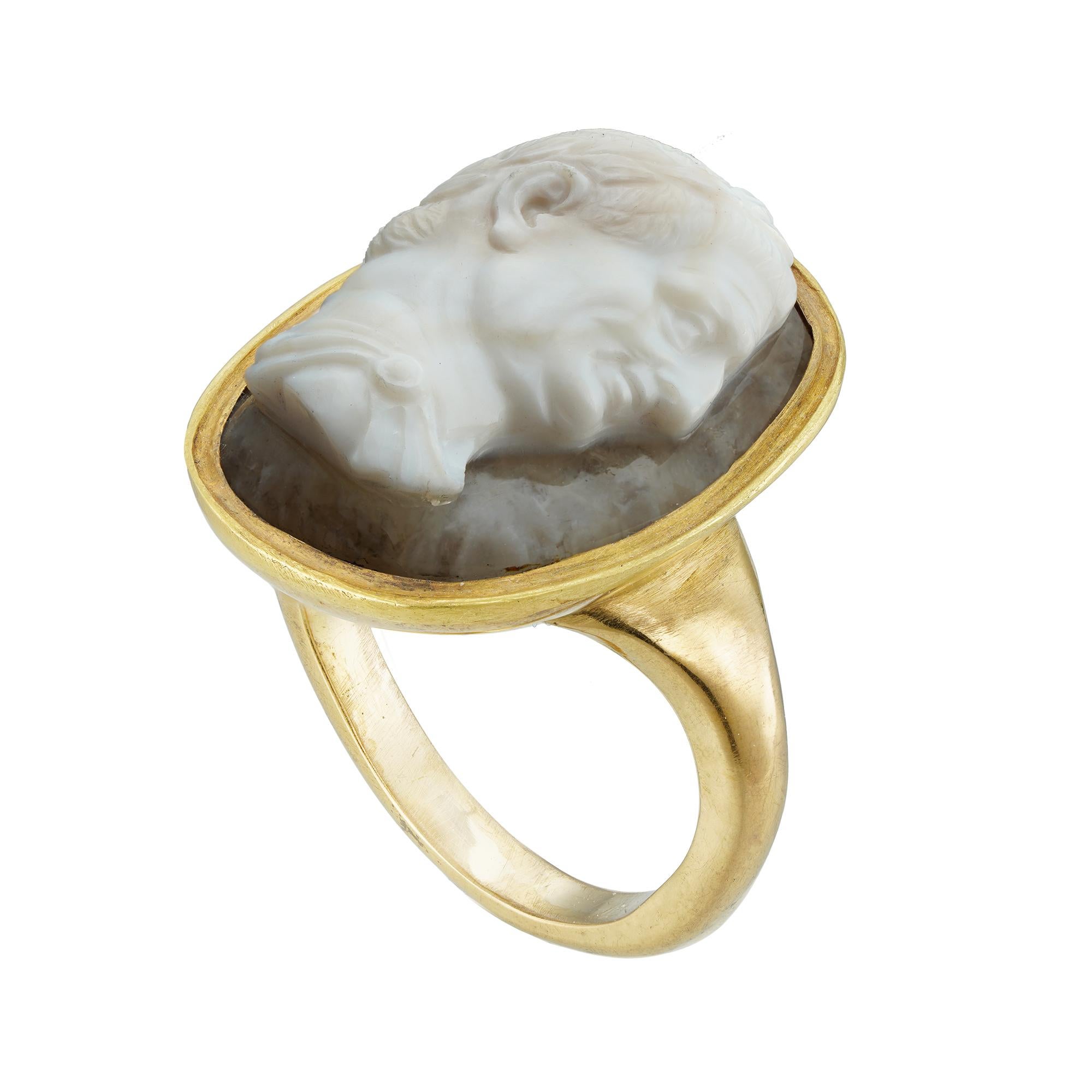 Camée italien en agate du milieu du XVIIIe siècle représentant l'empereur Titus, le camée de forme ovale mesurant 2,2 x 1,6 cm et représentant l'empereur romain Titus, serti dans une monture d'anneau en or jaune de la fin de la période géorgienne
