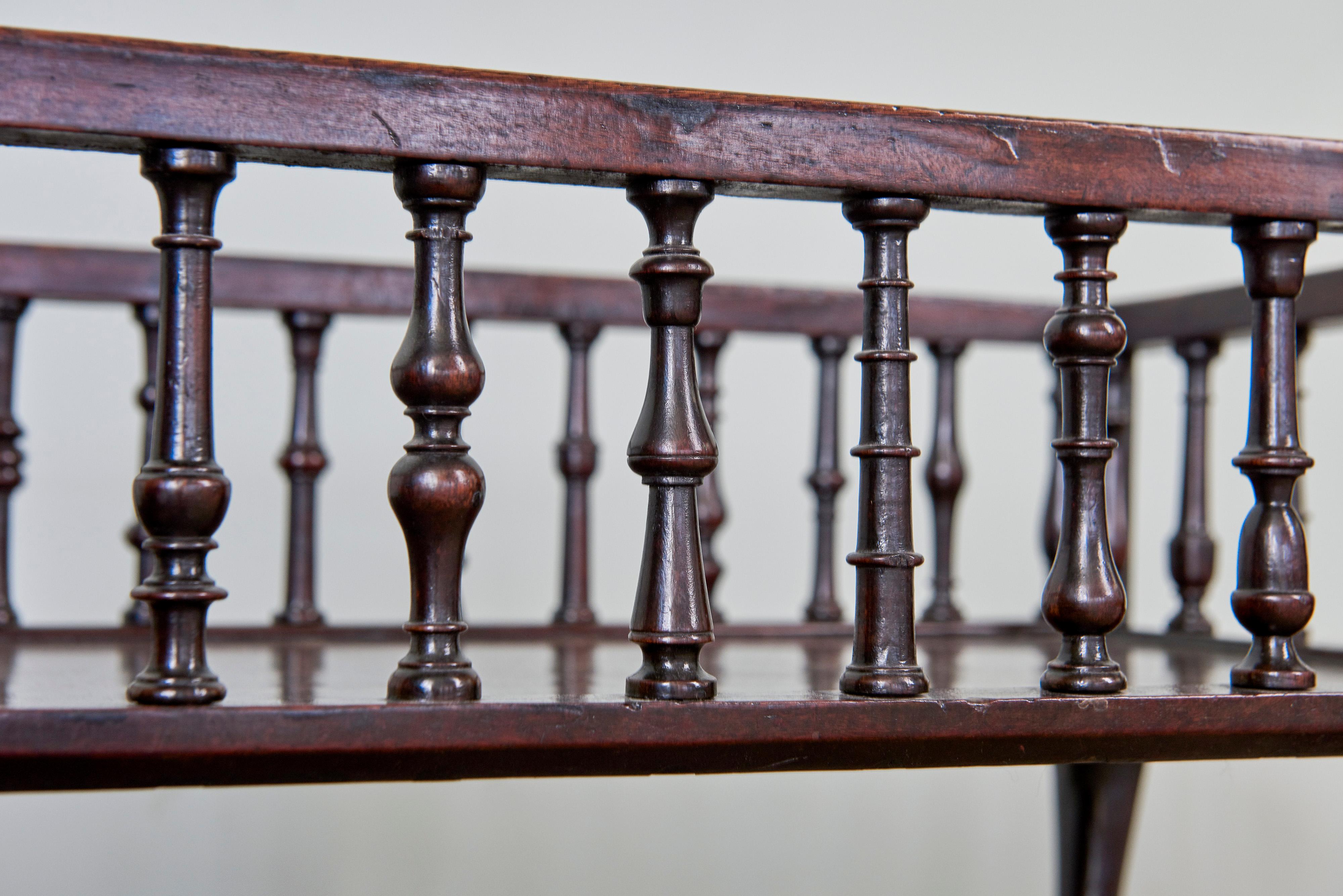 Mahagoni-Tisch mit Galerie aus der Mitte des 18.

Mit ungewöhnlich vielfältigen und gedrechselten Spindeln, die die Galerie bilden, auf Cabriole-Beinen, die in Pad-Füßen enden.

Breite: 62 cm, 24 3/8″
Tiefe: 41 cm, 16 1/8″.
Höhe: 40 cm, 15 3/4″.