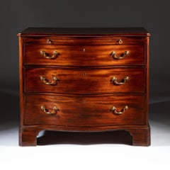 Commode serpentine en acajou du milieu du XVIIIe siècle avec glissière à brosse