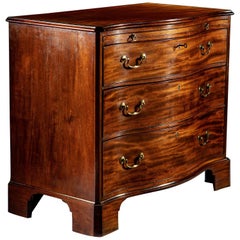 Commode serpentine en acajou du milieu du XVIIIe siècle avec glissière à brosse