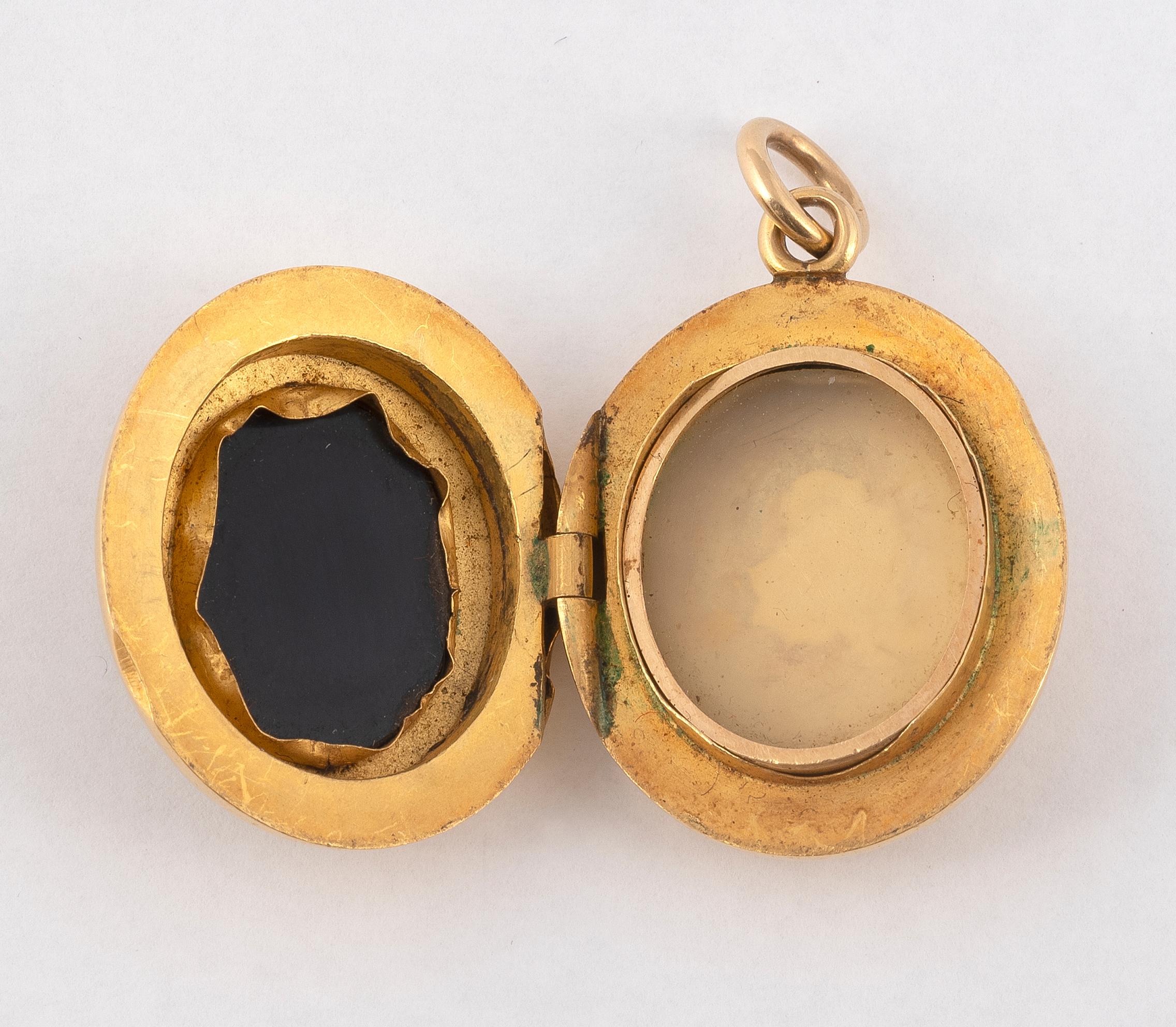 Victorian Mid-19th Century Agate and Gold Locket Pendant