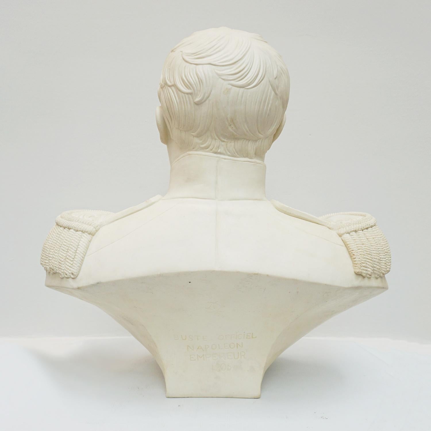 Milieu du XIXe siècle Buste de Napoléon Bonapart en biscuit de porcelaine du milieu du 19e siècle en vente
