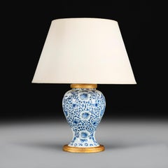 Vase en poterie de Delft bleu et blanc en guise de lampe, milieu du 19e siècle
