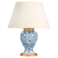 Vase en poterie de Delft bleu et blanc en guise de lampe, milieu du 19e siècle
