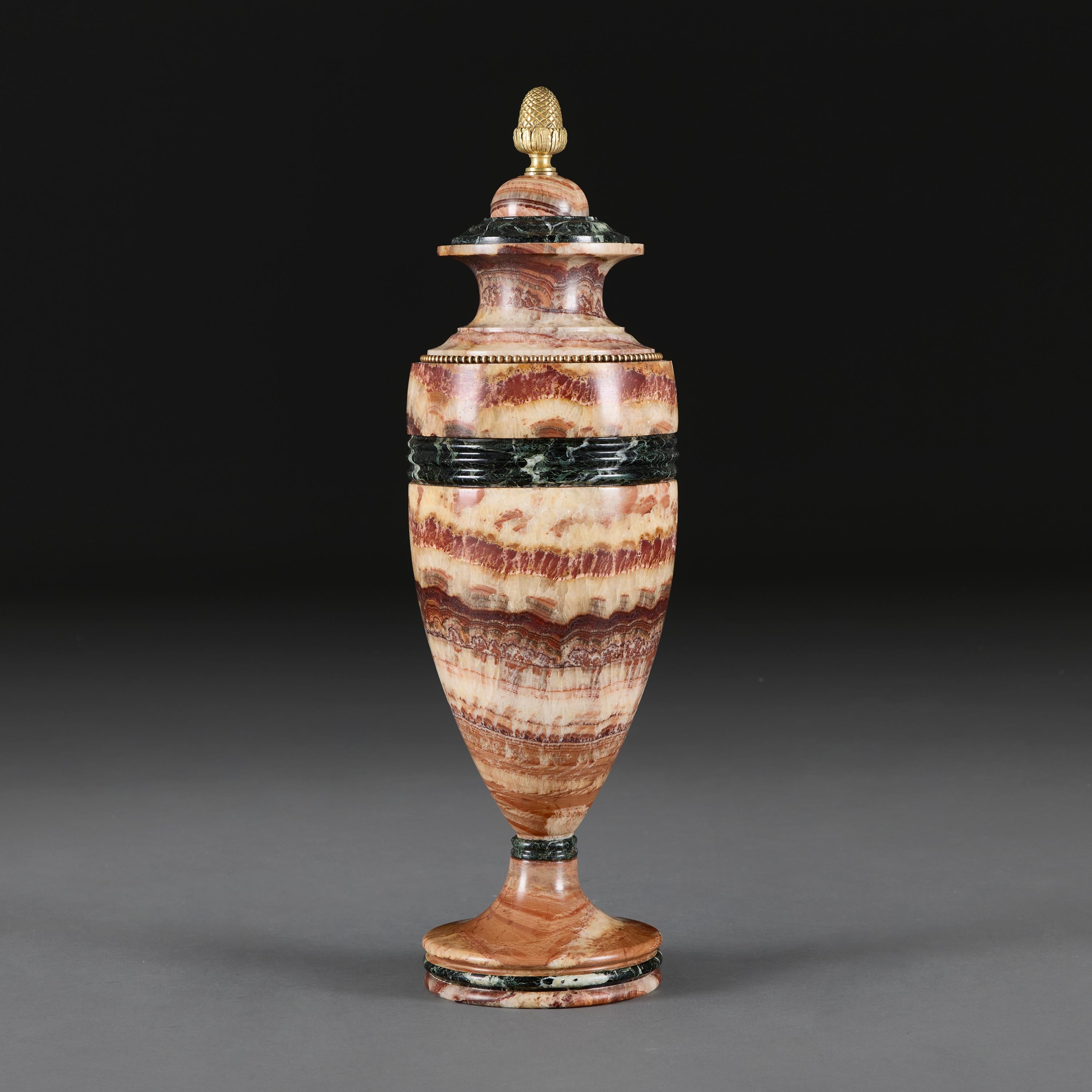 Angleterre, vers 1850.

Grande urne en john bleu du milieu du XIXe siècle, avec des bandes à godrons Verde Antico, façonnée comme une urne classique avec un fleuron en bronze doré et un pied évasé.

Hauteur 67,00 centimètres.

Diamètre 16,00