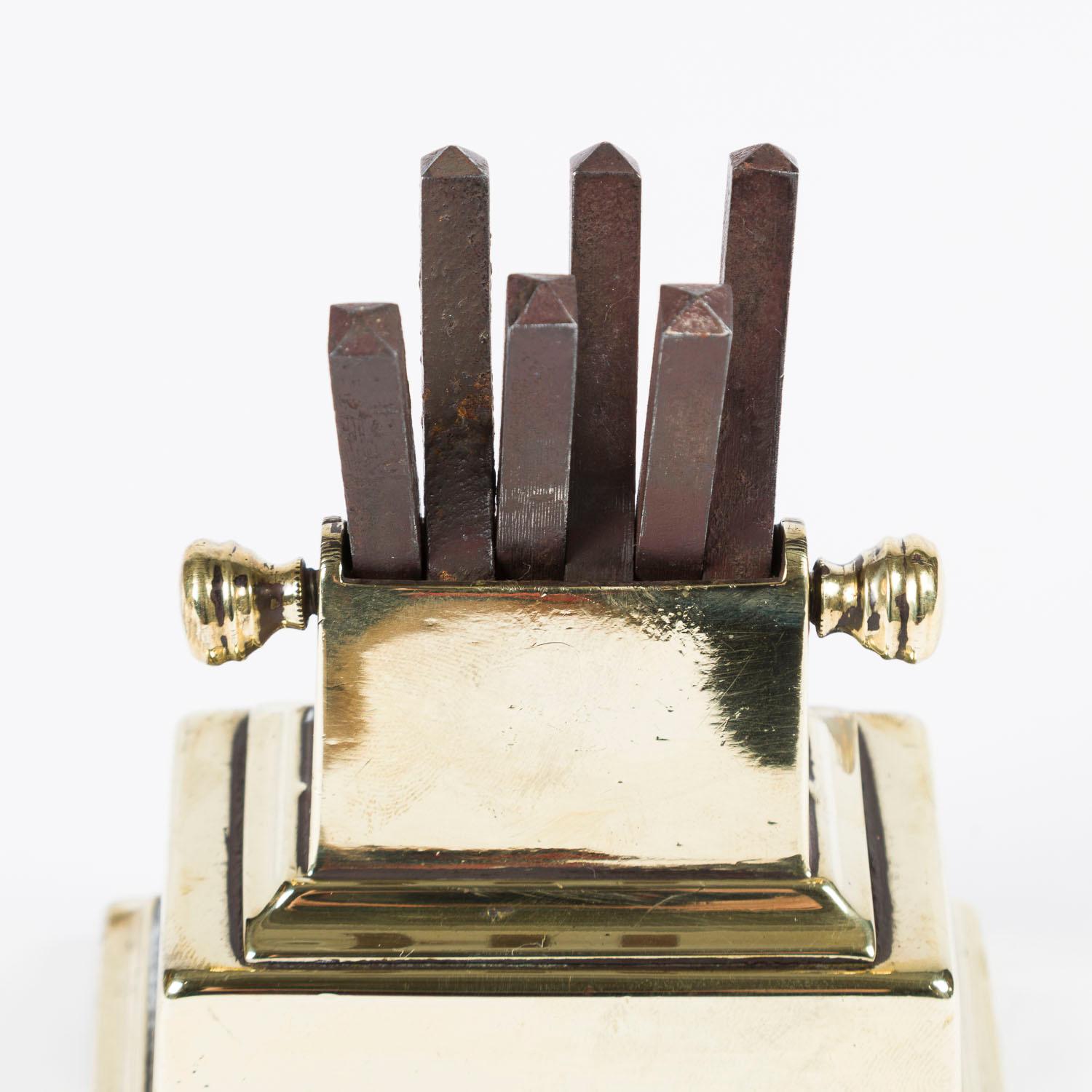 Ein Messerschärfer aus Messing und Stahl aus der Mitte des 19. Jahrhunderts. (Englisch) im Angebot