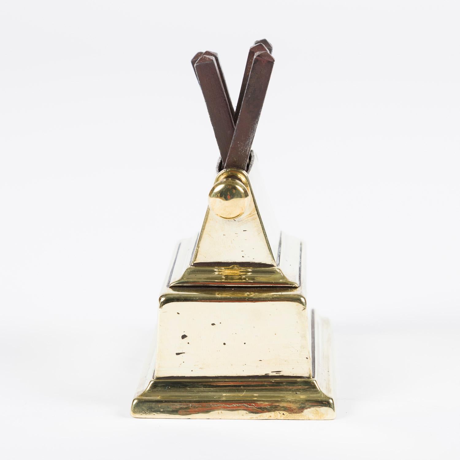 Ein Messerschärfer aus Messing und Stahl aus der Mitte des 19. Jahrhunderts. im Zustand „Gut“ im Angebot in London, GB