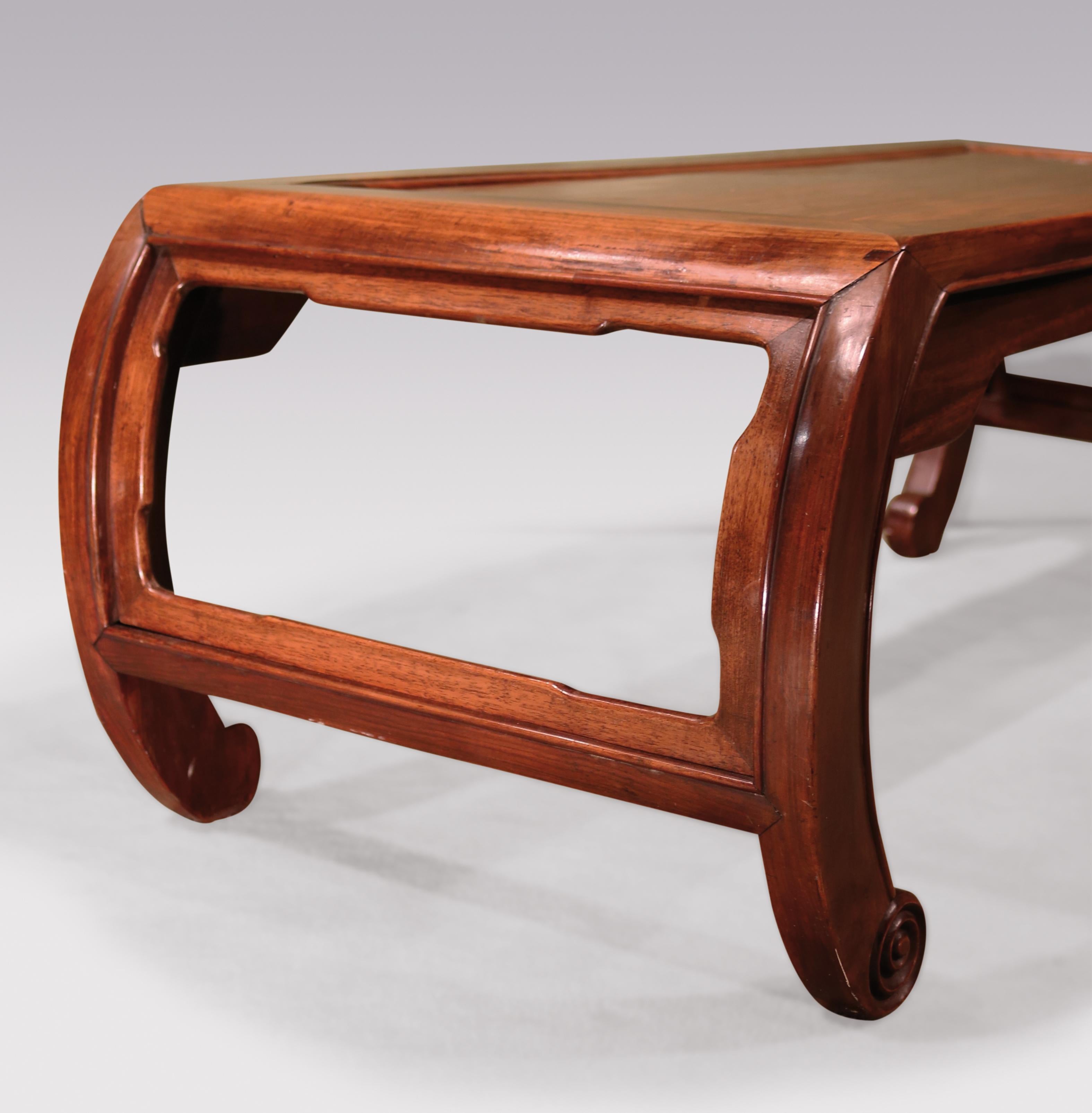 Exportation chinoise Table basse chinoise en bois dur du milieu du 19e siècle en vente