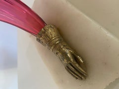 Ein französisches Füllhorn aus Preiselbeerglas und vergoldeter Bronze aus der Mitte des 19. Jahrhunderts